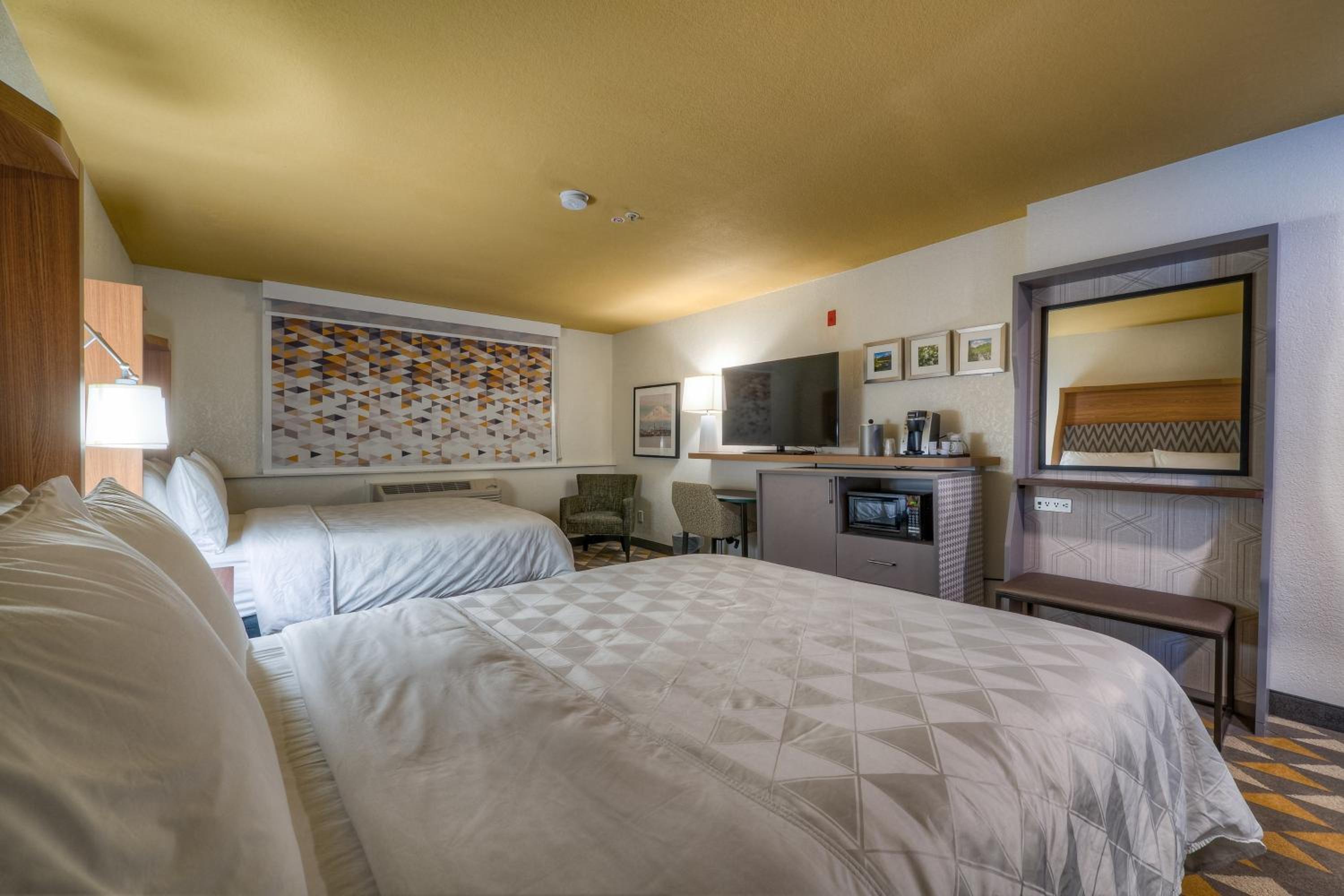 Standard Room with Two Queen Beds - Photo 4