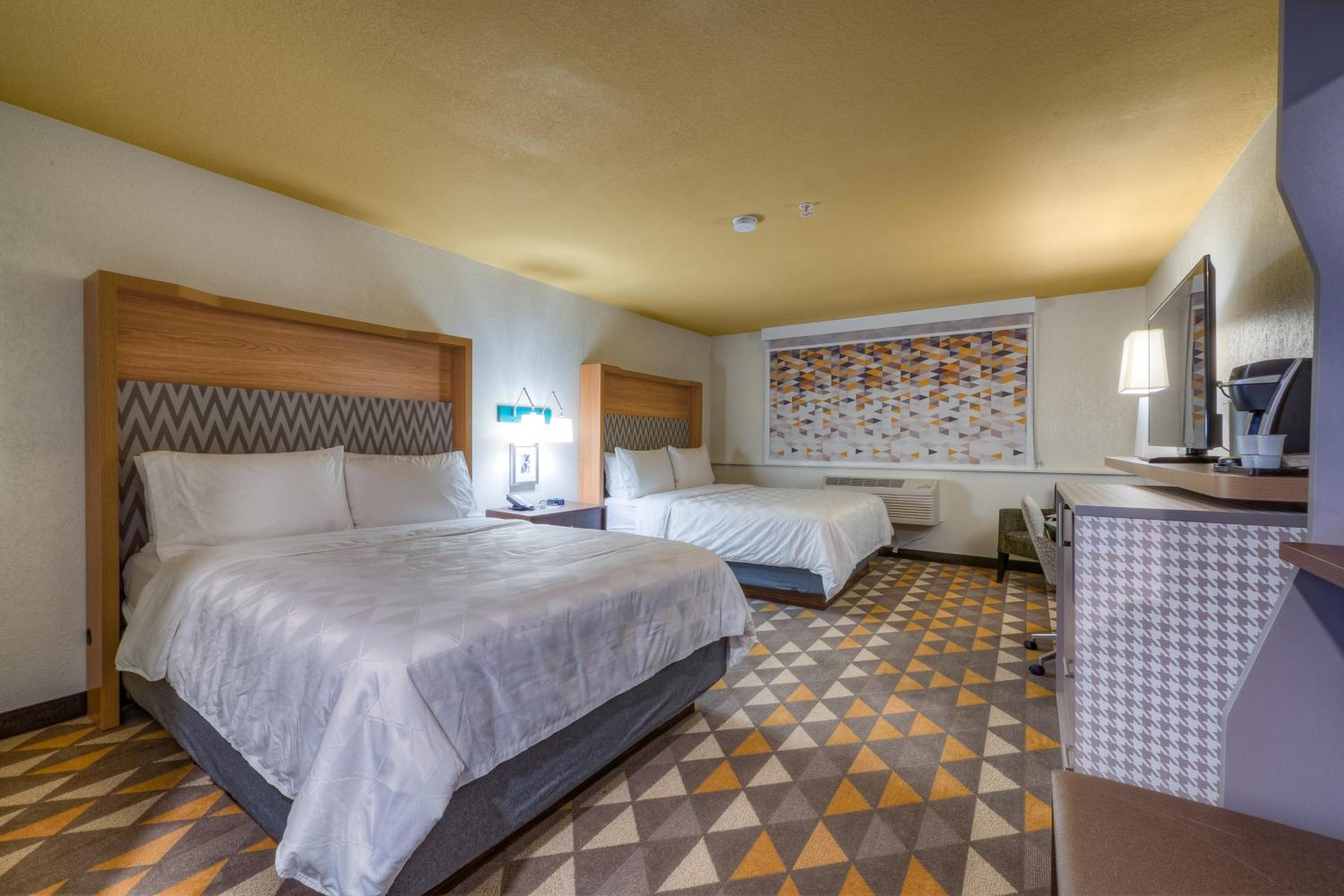 Standard Room with Two Queen Beds - Photo 3