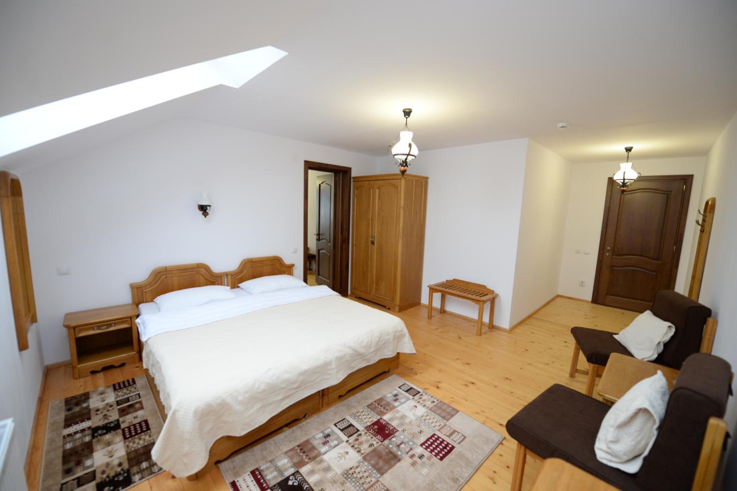 Apartment with Balcony - Photo 5