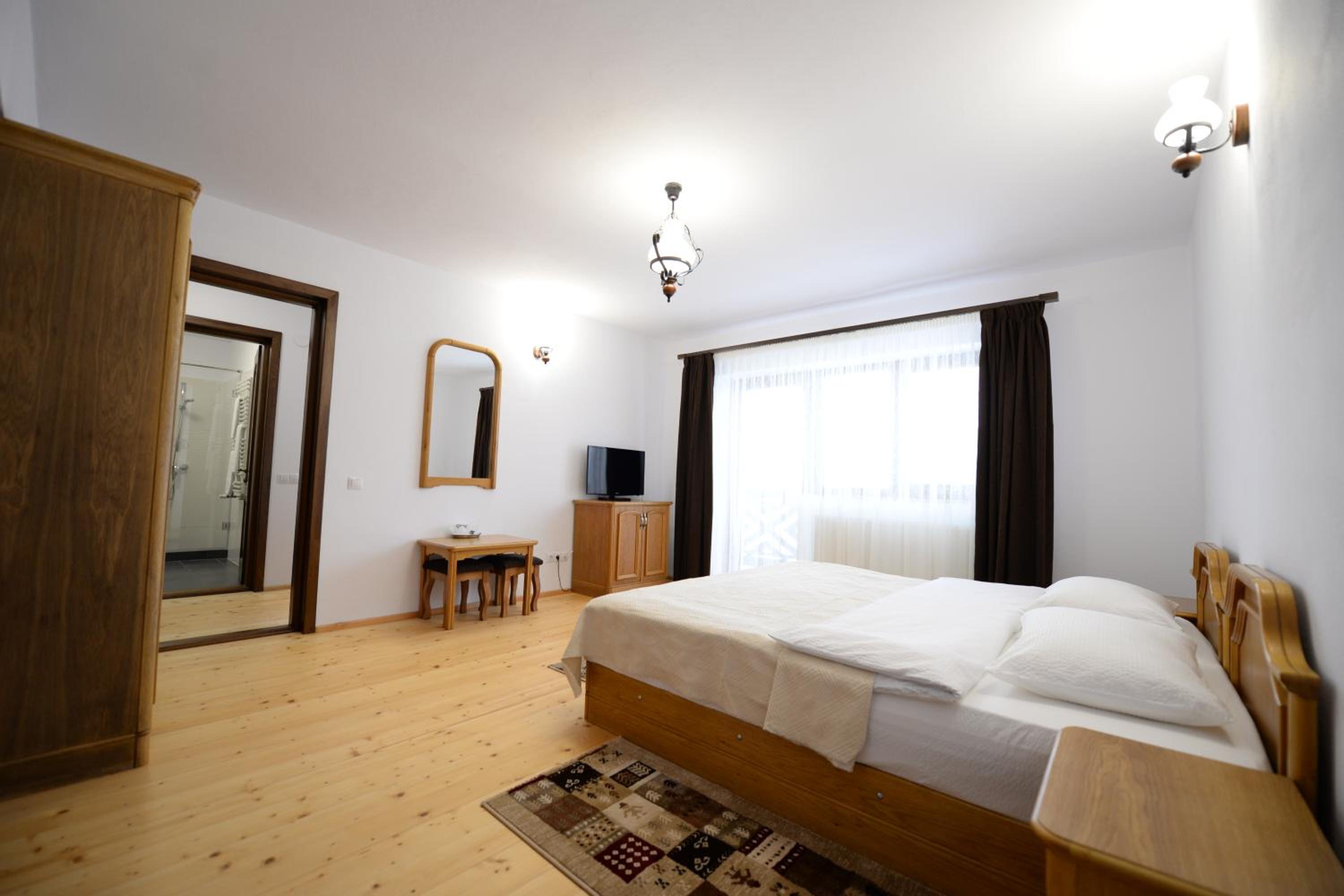 Apartment with Balcony - Photo 3