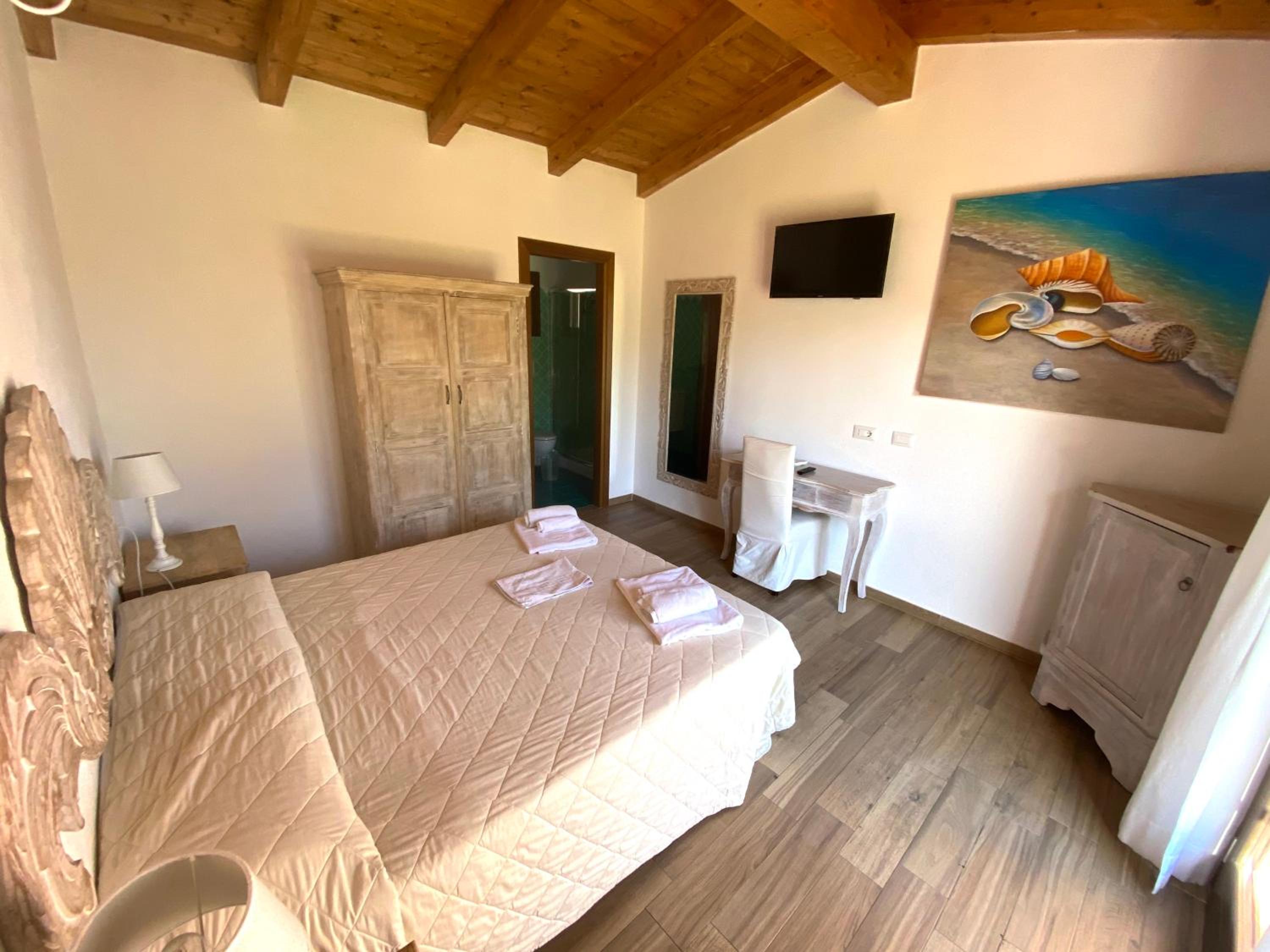Standard King Room - Photo 11