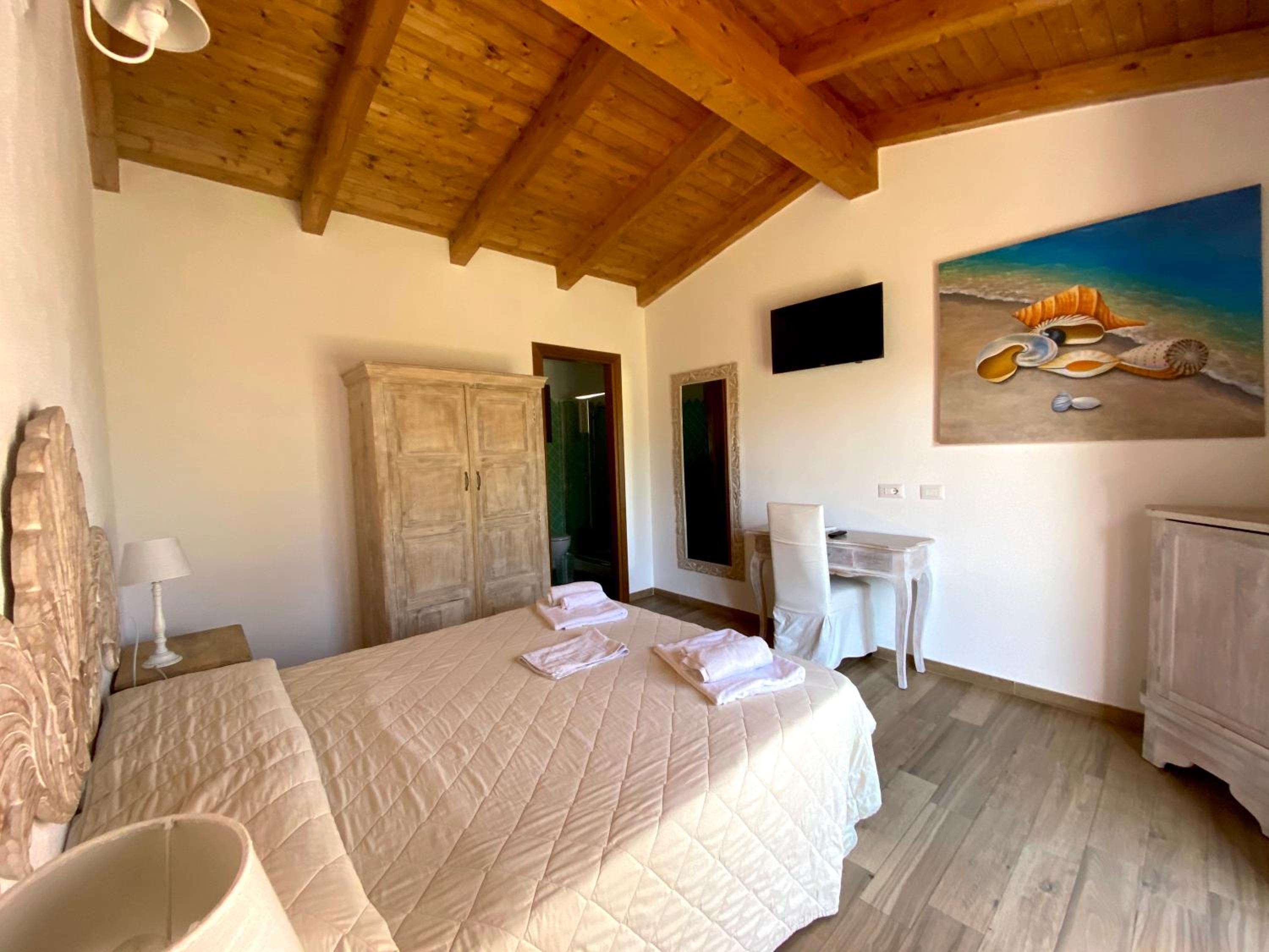 Standard King Room - Photo 4