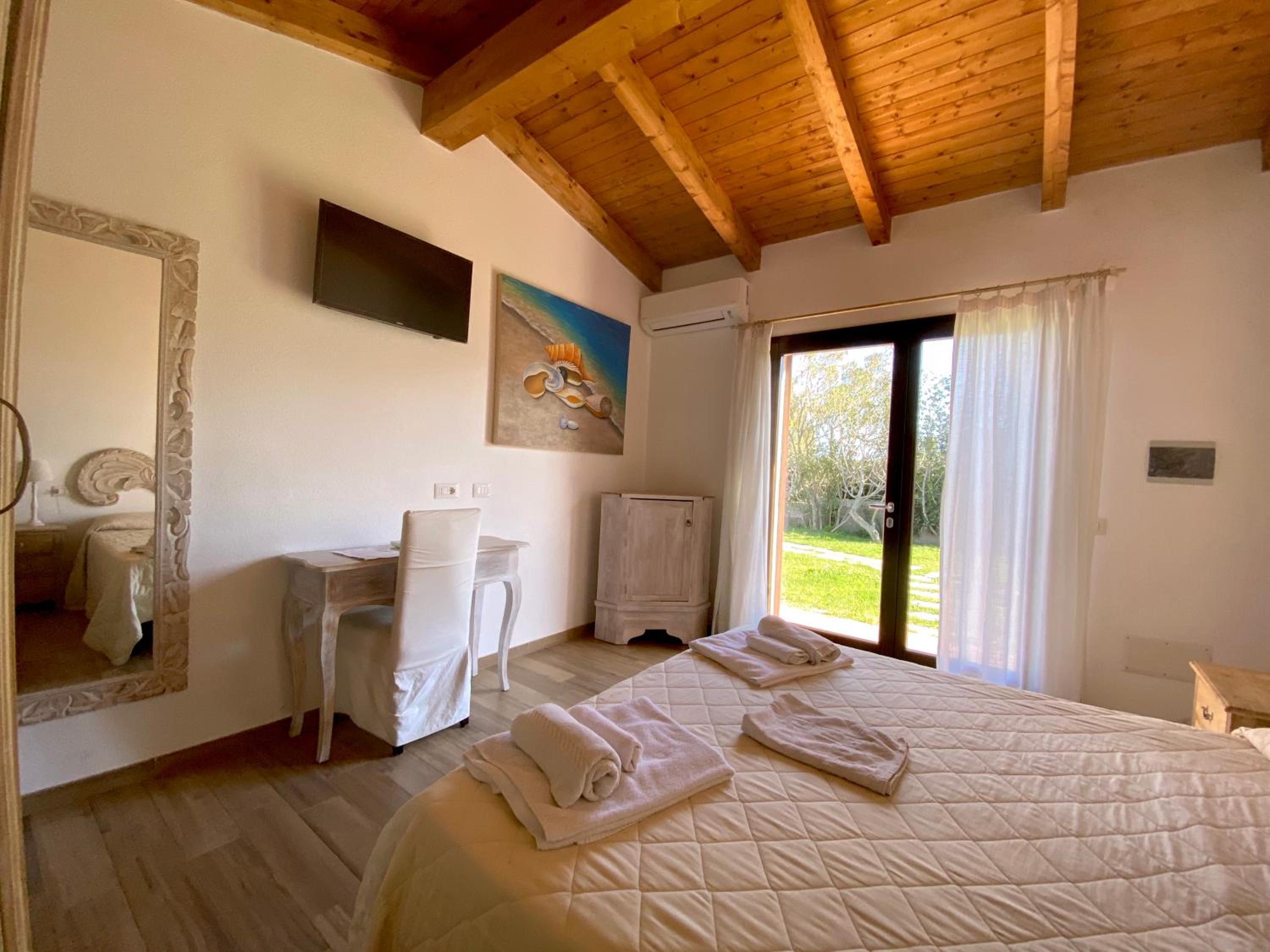 Standard King Room - Photo 38