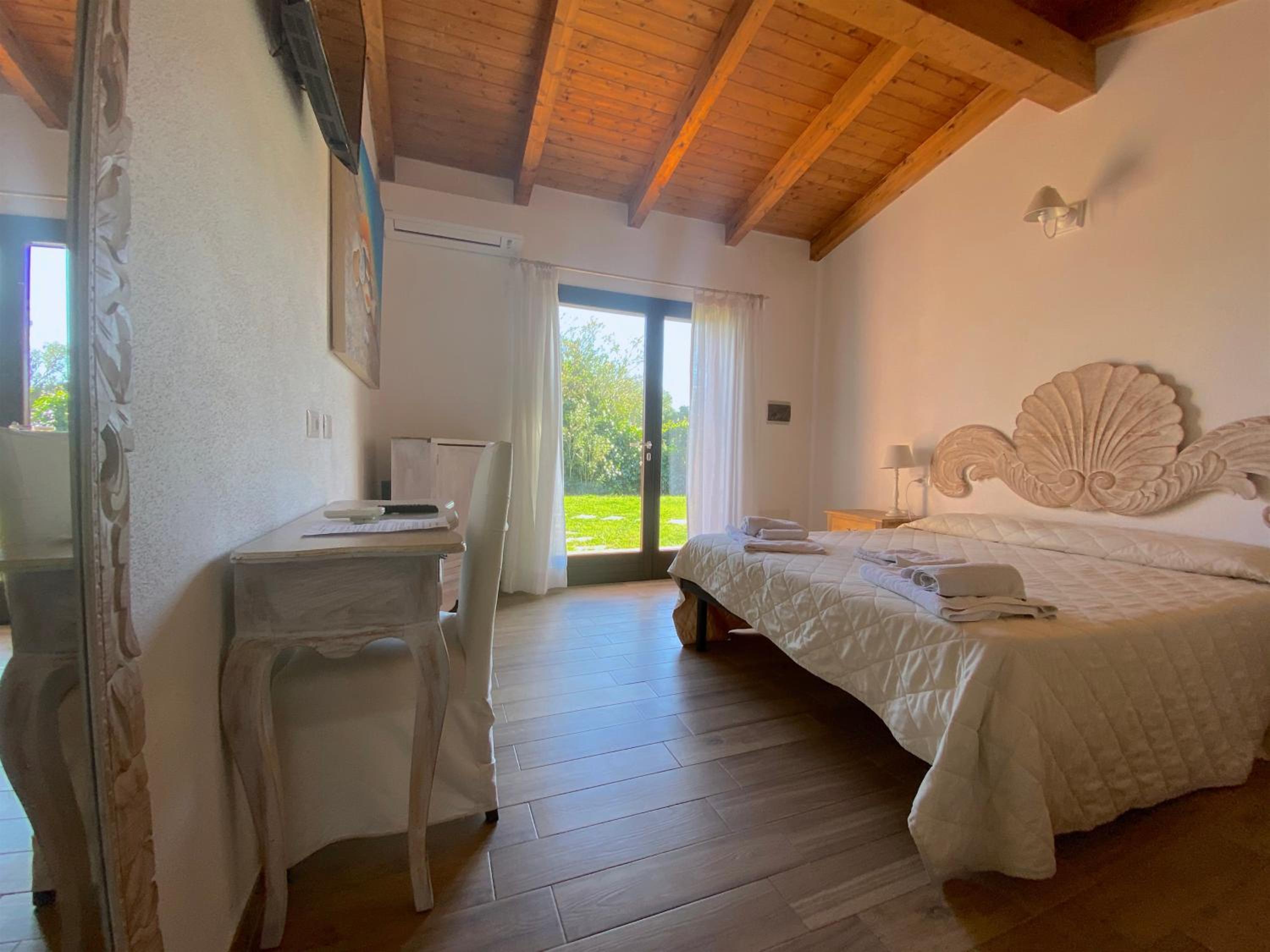 Standard King Room - Photo 3