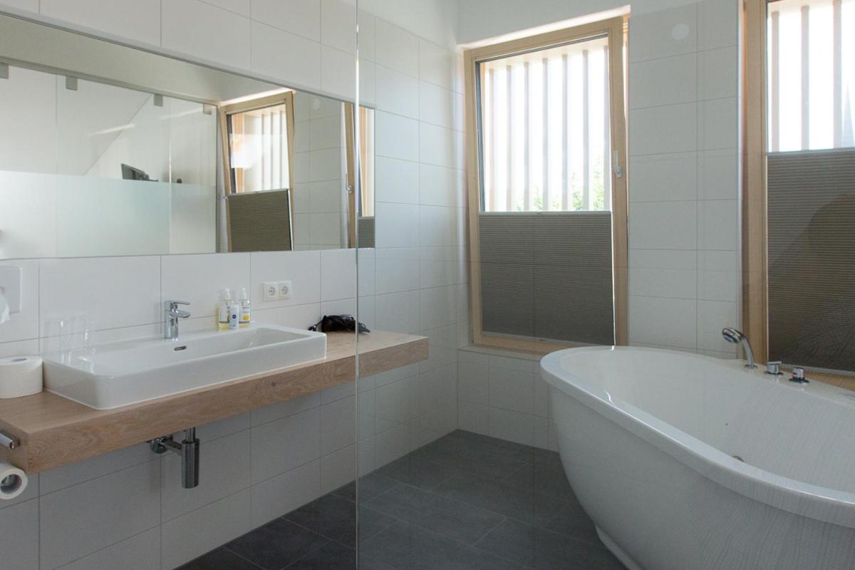 Deluxe Suite with Spa Bath photo 3