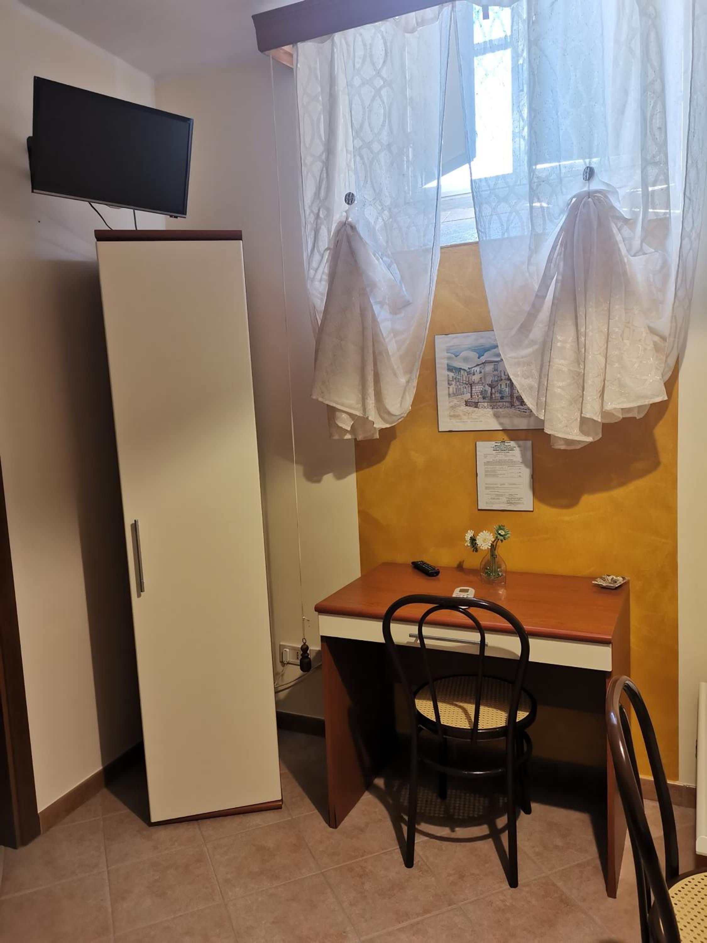 Double or Twin Room with Private Bathroom - Photo 4