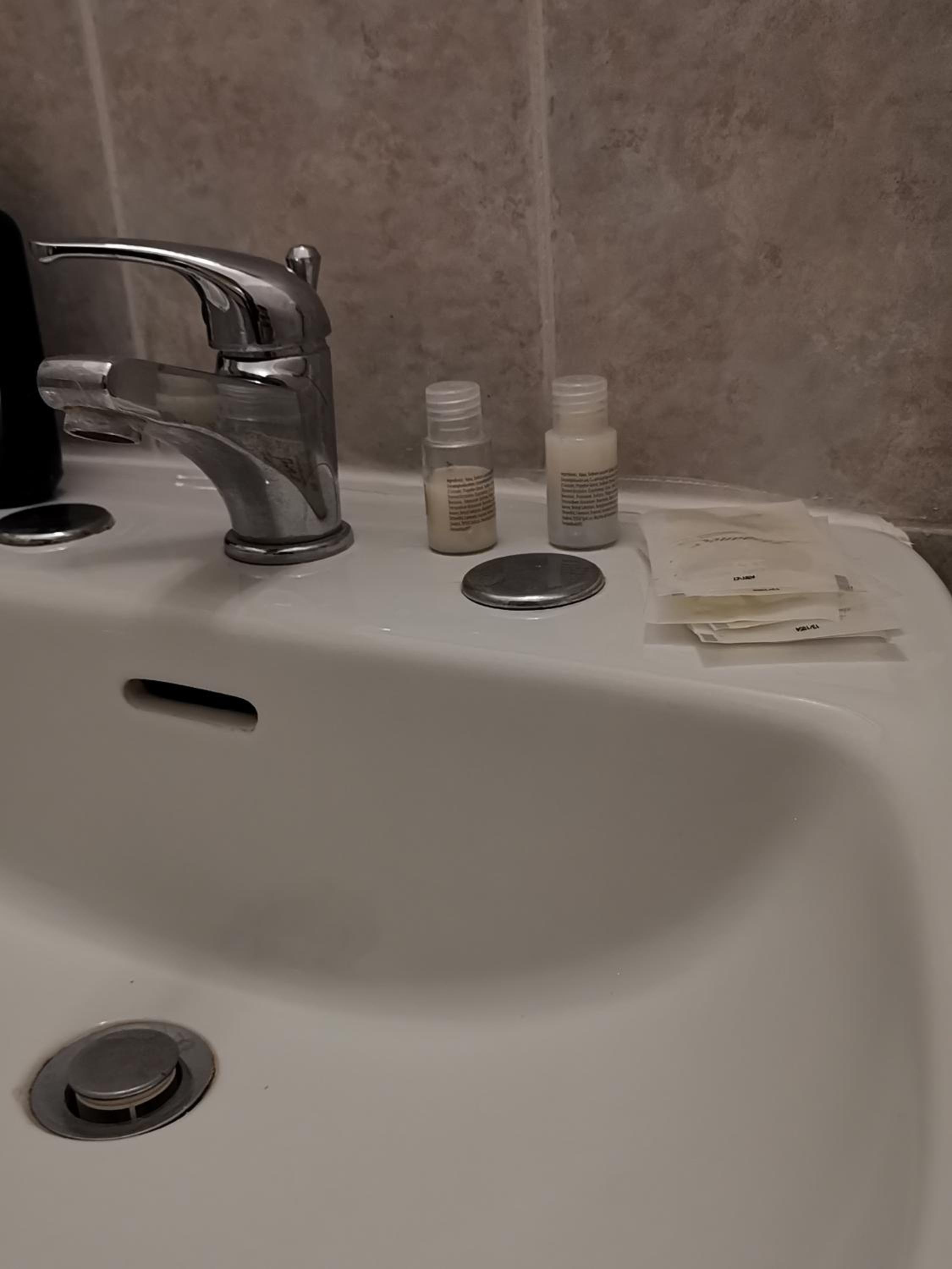 Double or Twin Room with Private Bathroom - Photo 3