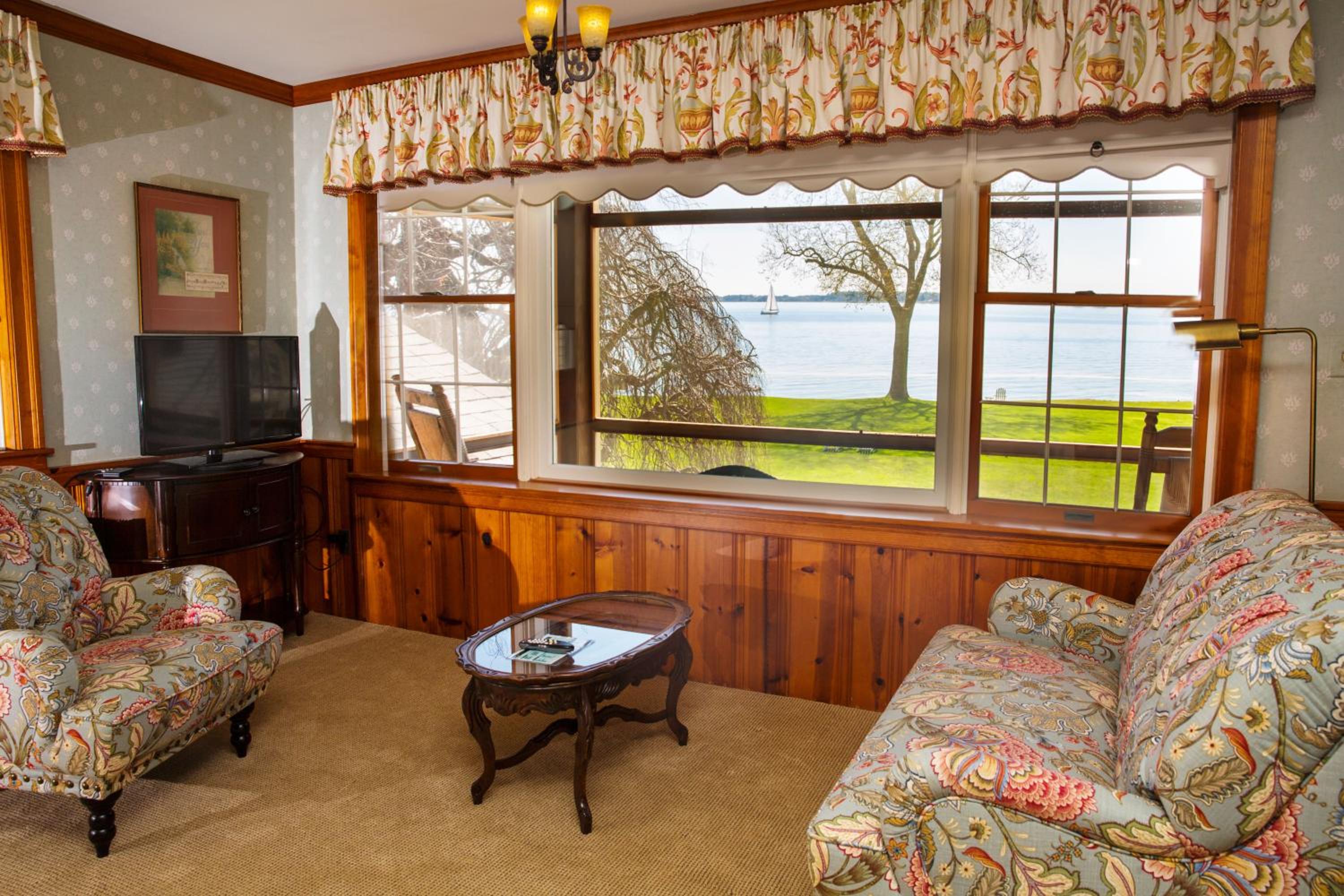 Deluxe Suite with Bay View - Photo 5