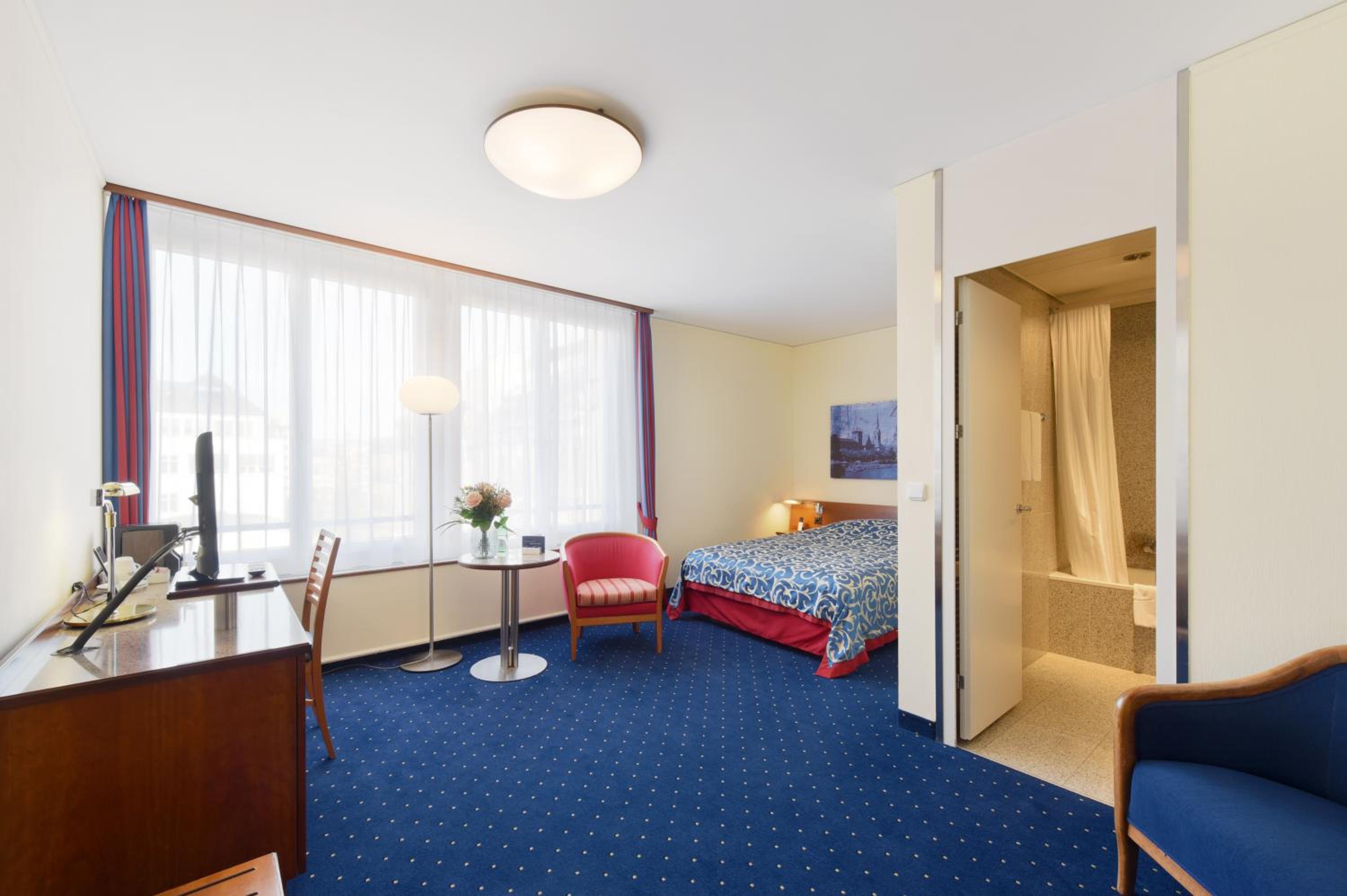 Double Room with French Bed thumbnail 5