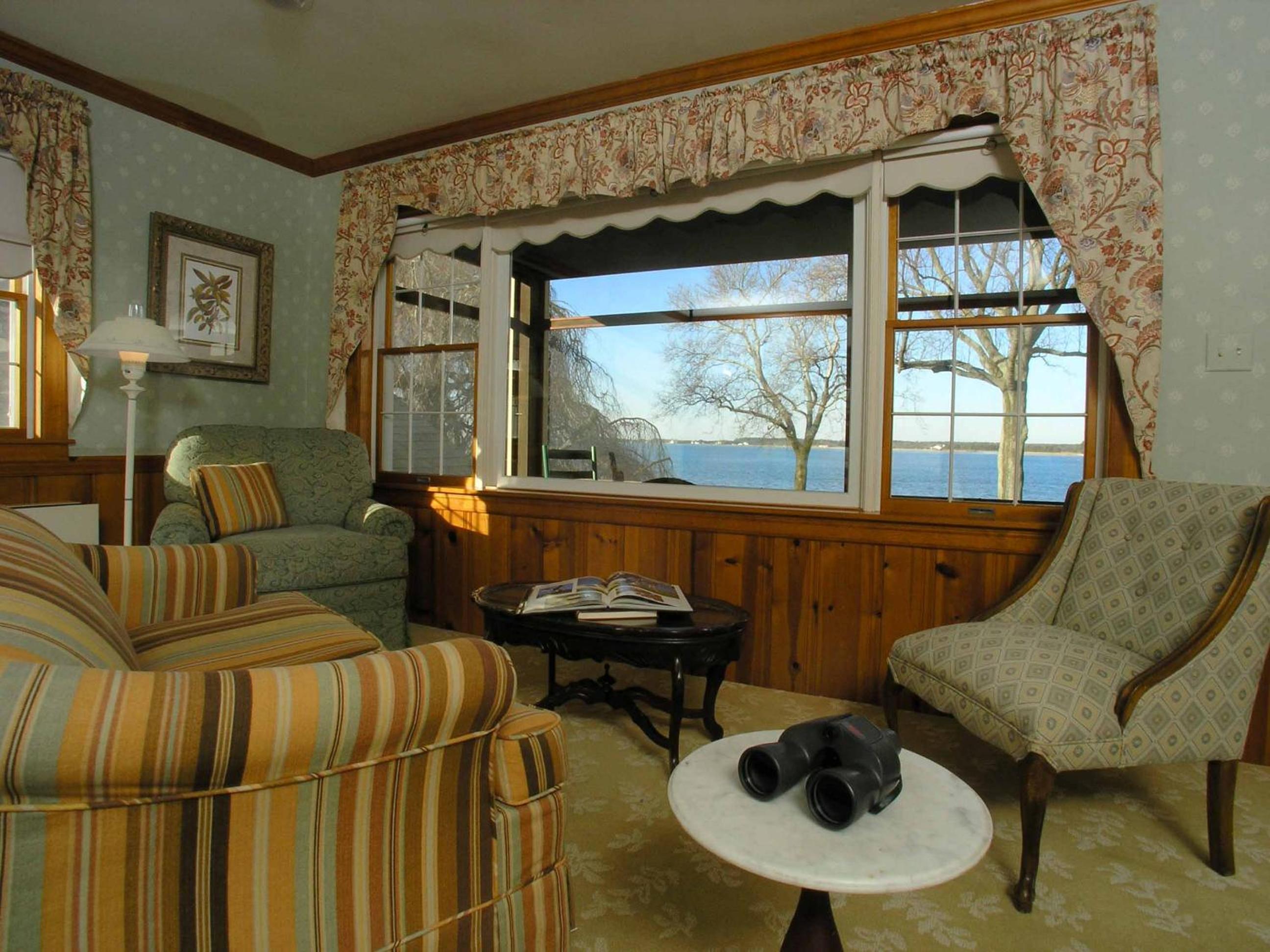 Deluxe Suite with Bay View - Photo 9