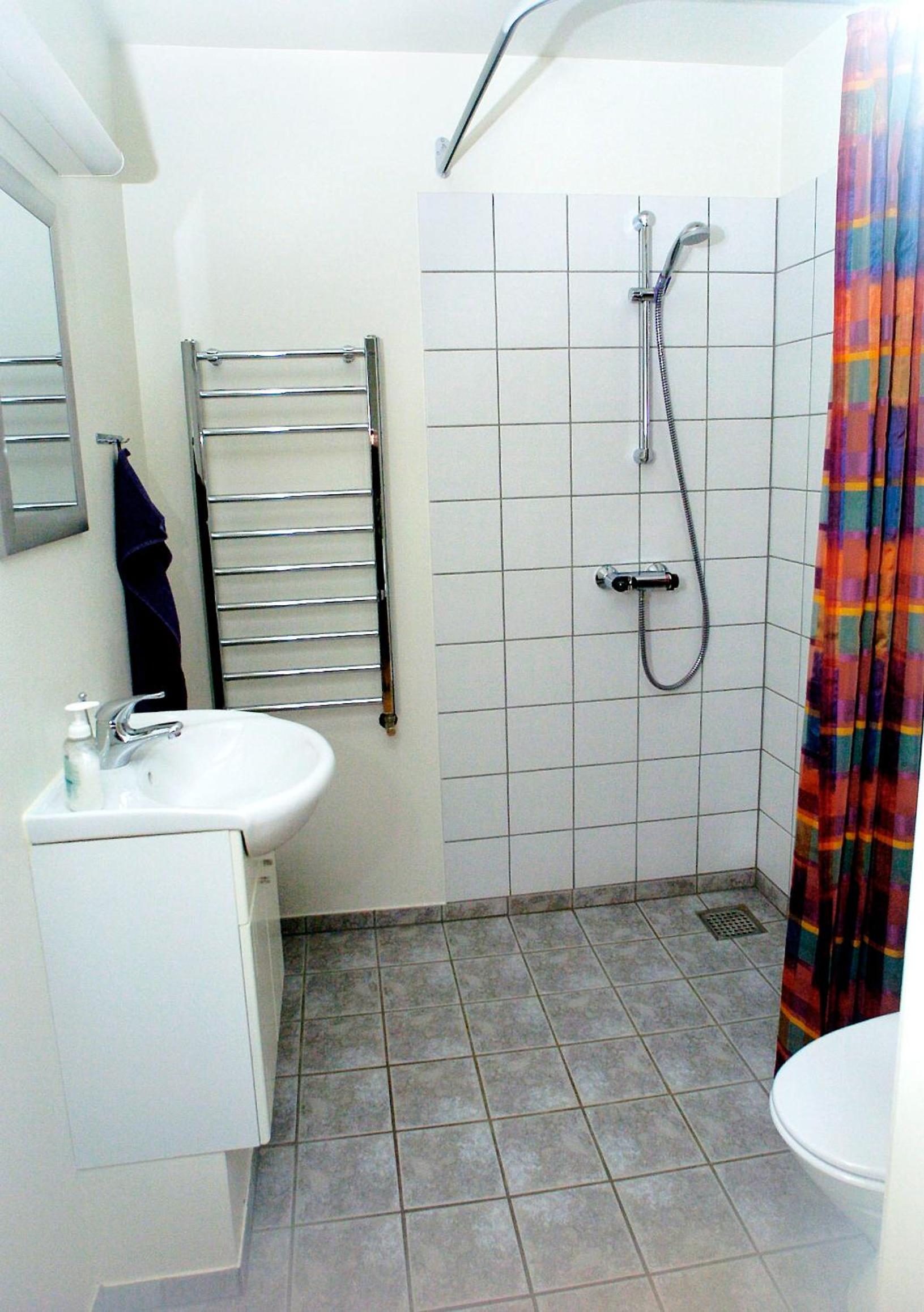 Family Room with Private Bathroom - Photo 4