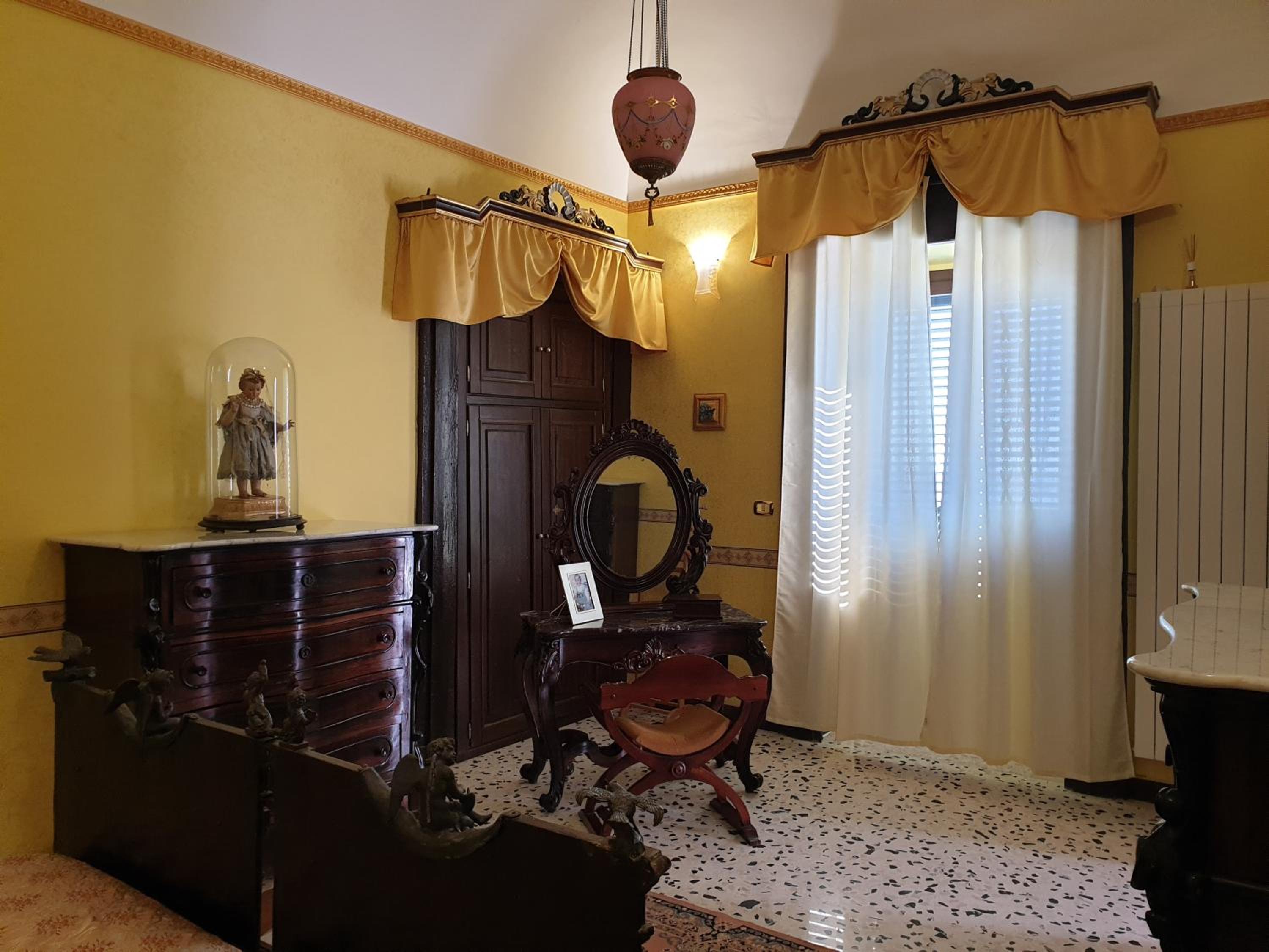 King Suite with Balcony - Photo 4
