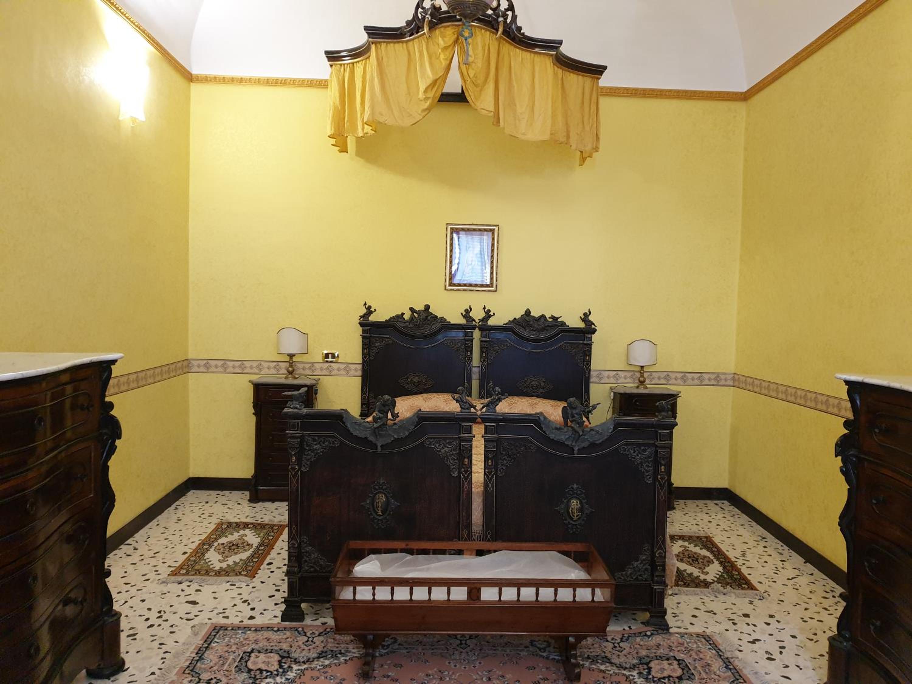 King Suite with Balcony - Photo 2