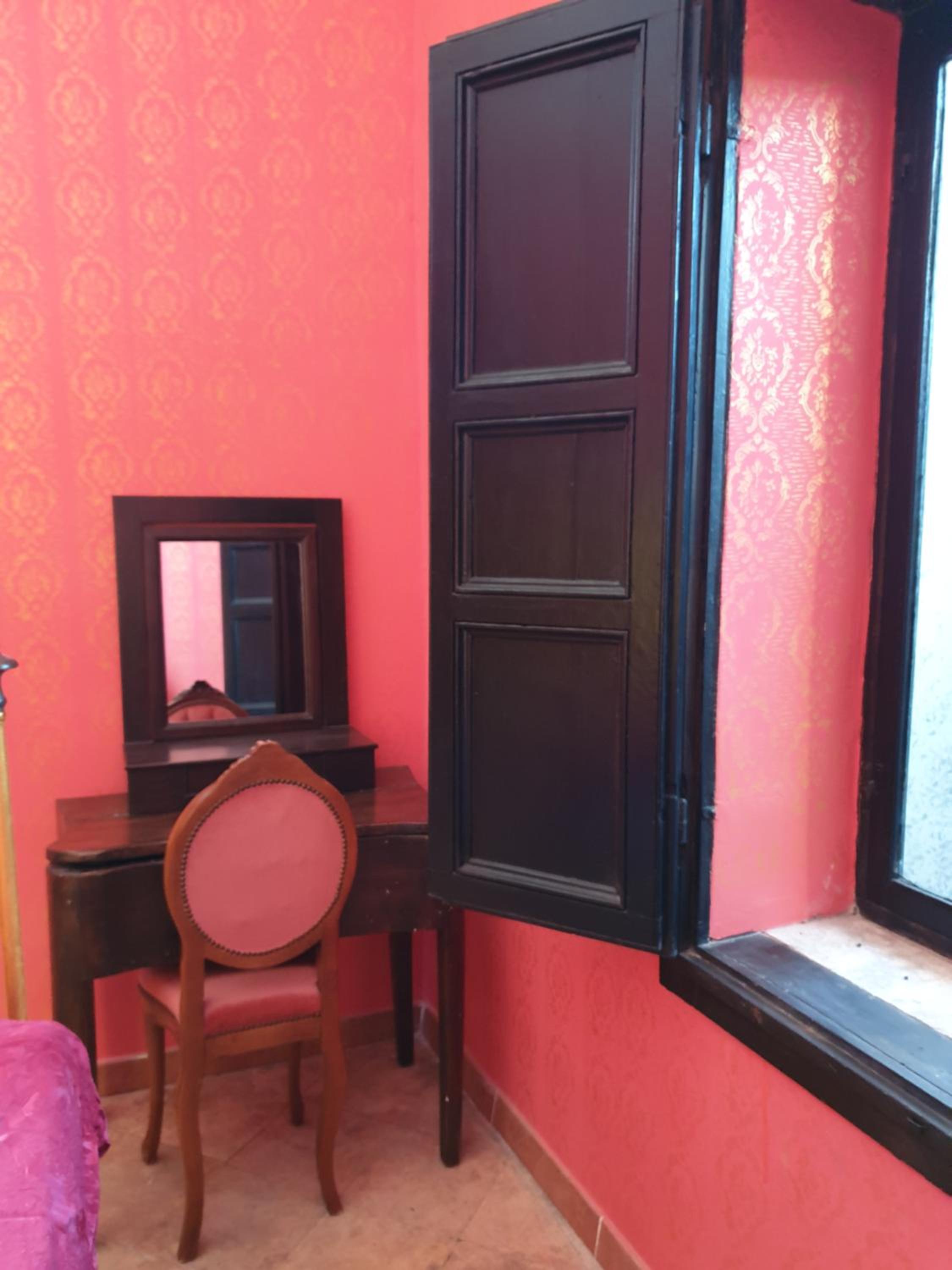 Queen Room with Shared Bathroom photo 1