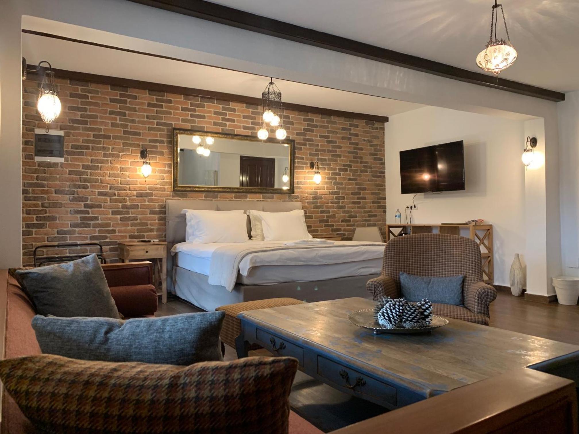 Deluxe King Suite - Photo 12