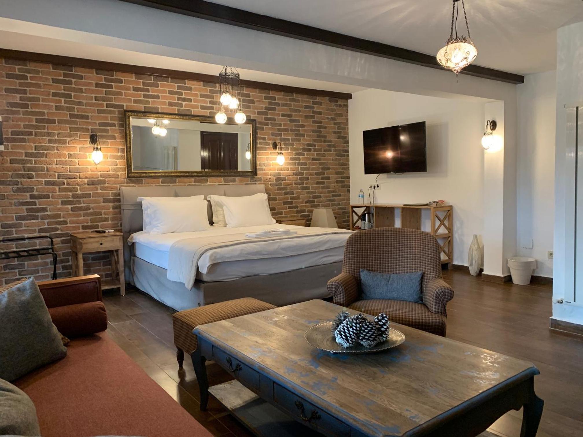 Deluxe King Suite - Photo 13