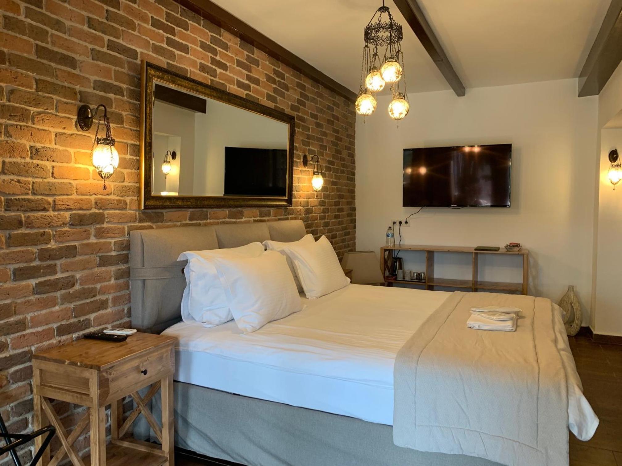 Deluxe King Suite - Photo 7