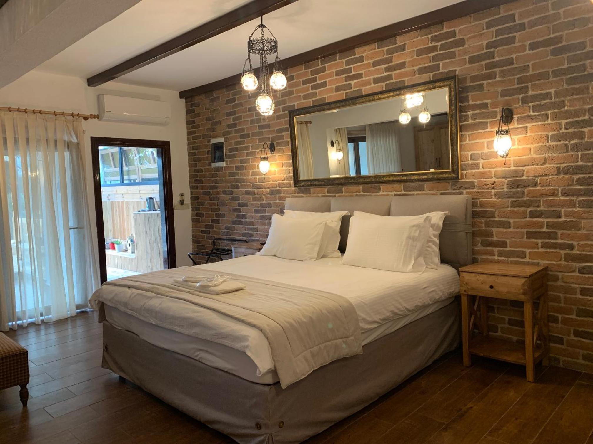 Deluxe King Suite - Photo 6