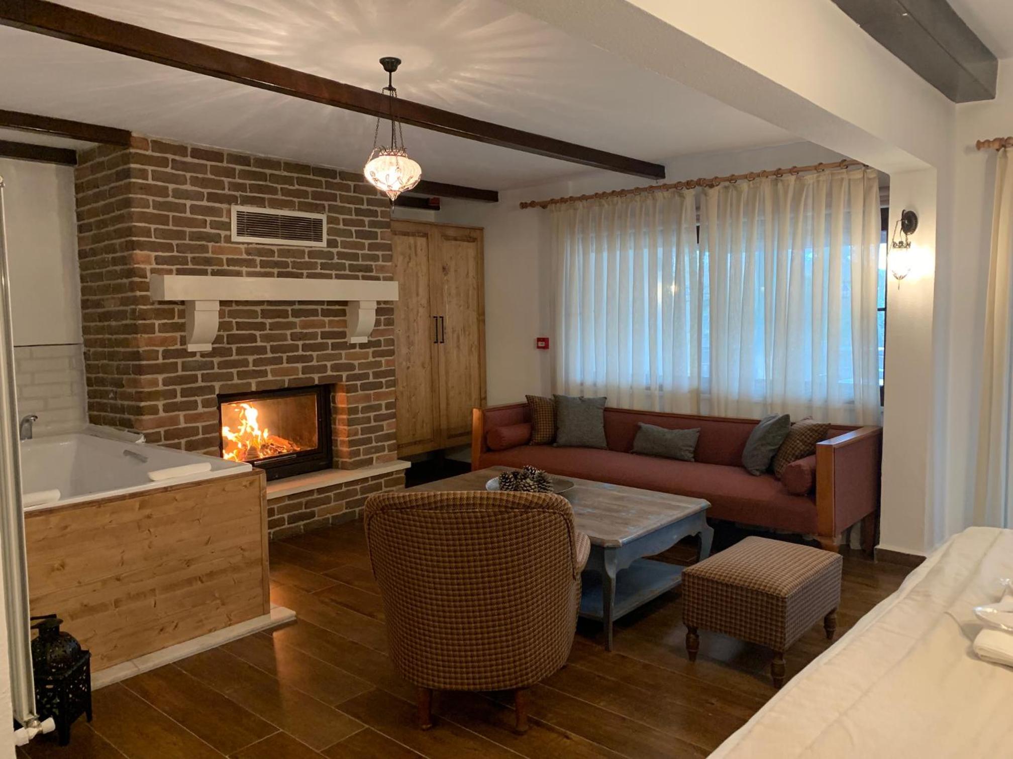 Deluxe King Suite - Photo 4