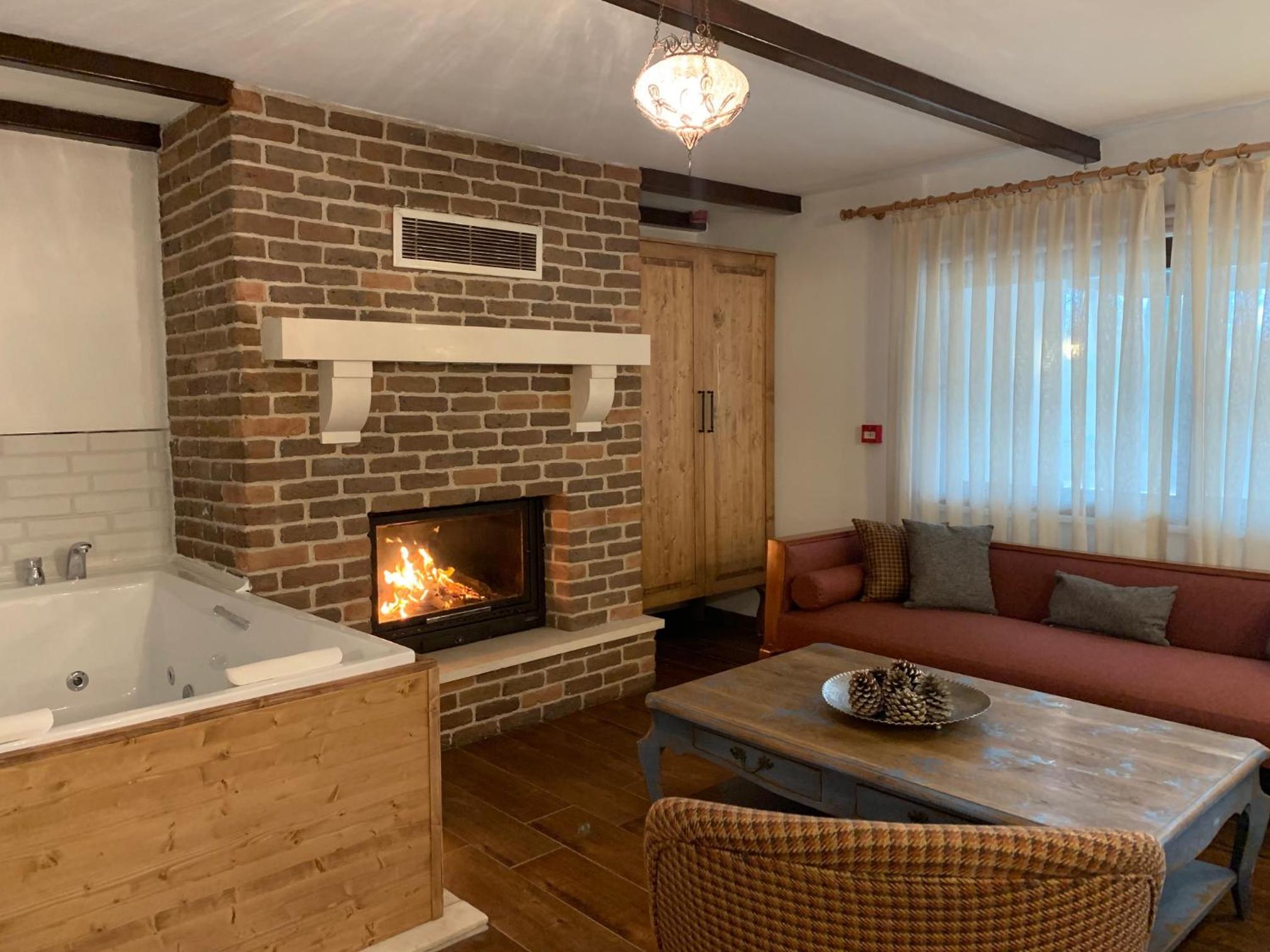 Deluxe King Suite - Photo 3