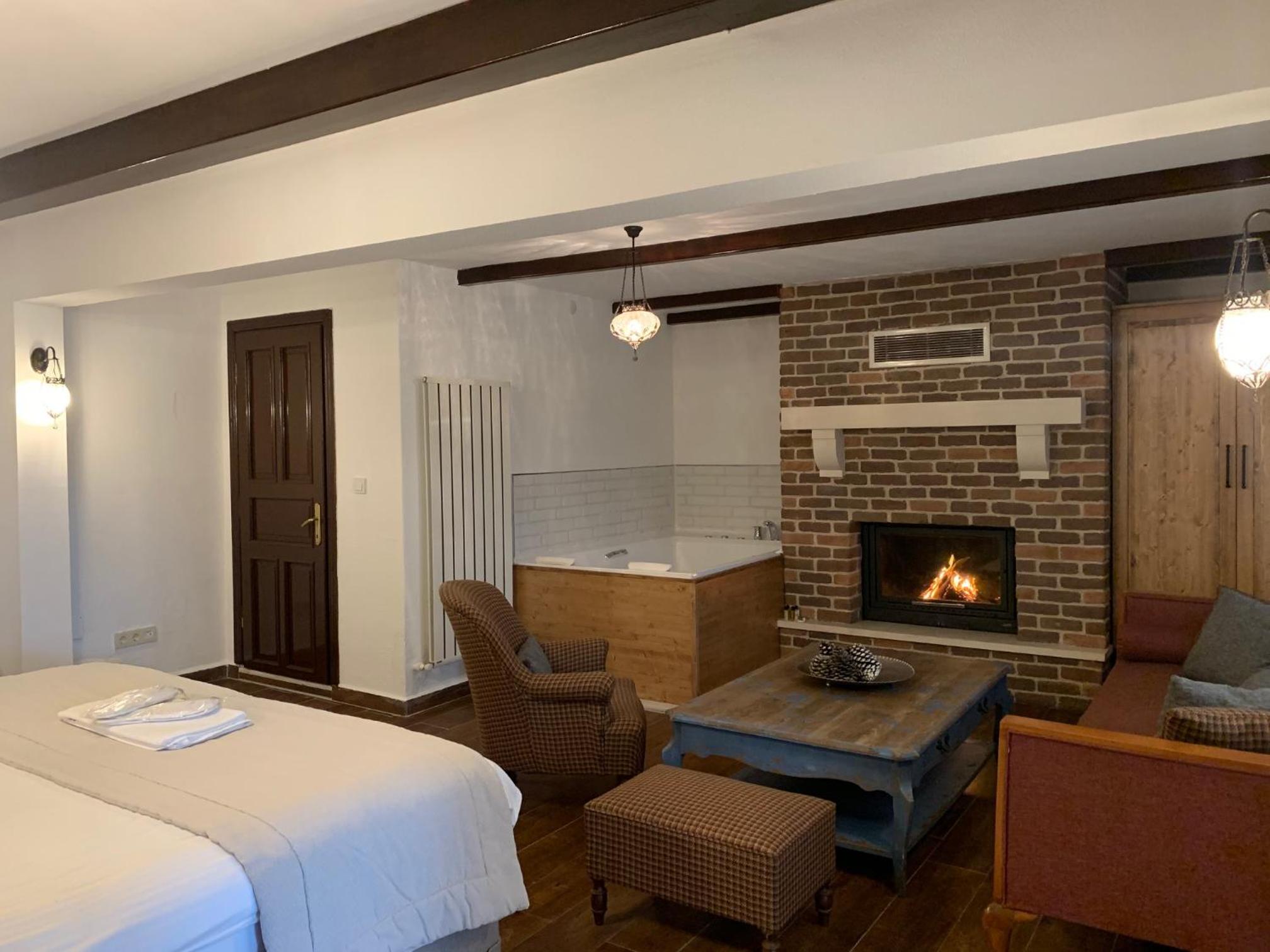 Deluxe King Suite - Photo 2