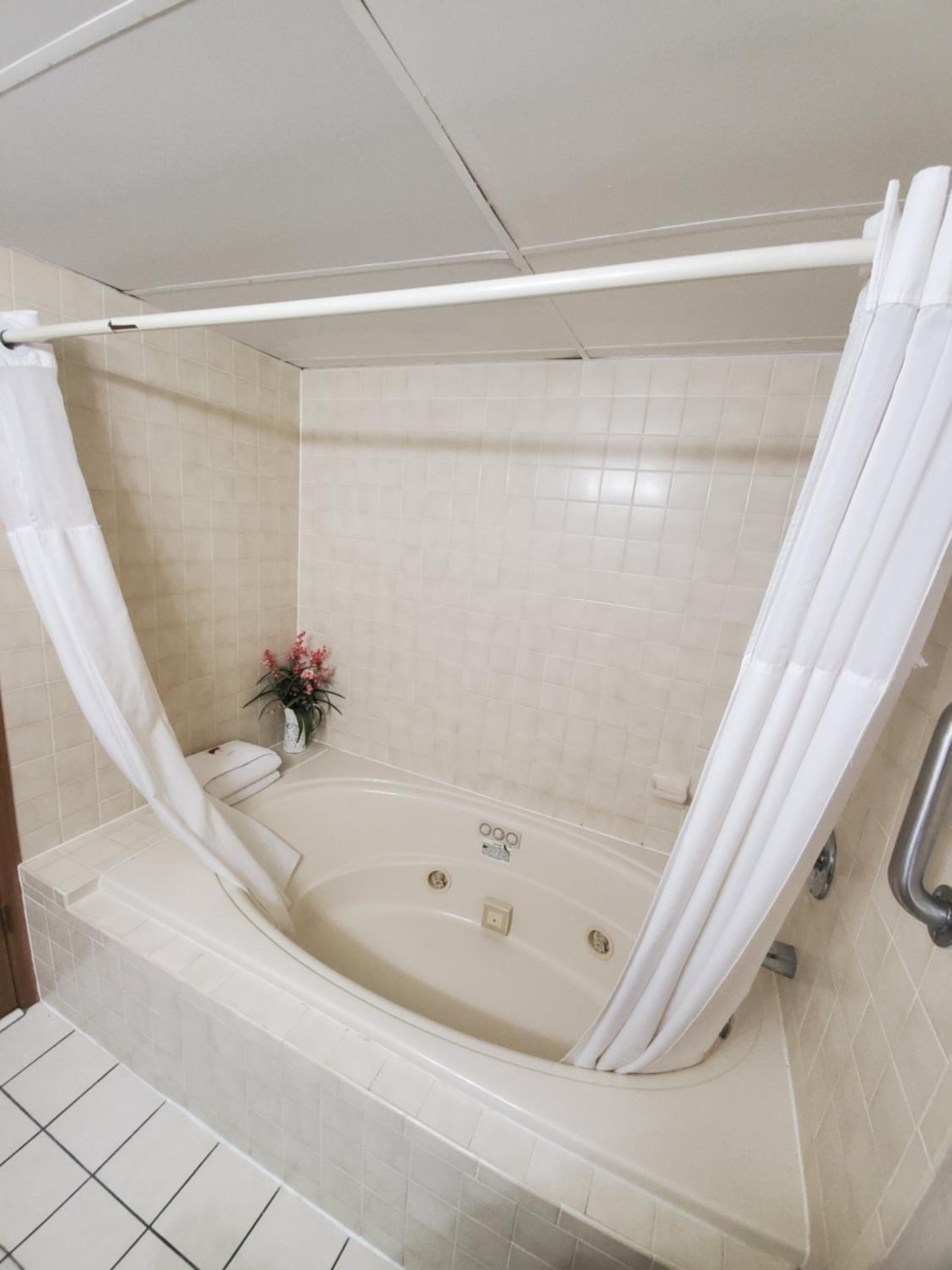 King Suite with Jetted Tub and Pool Area - Non-Smoking photo 2