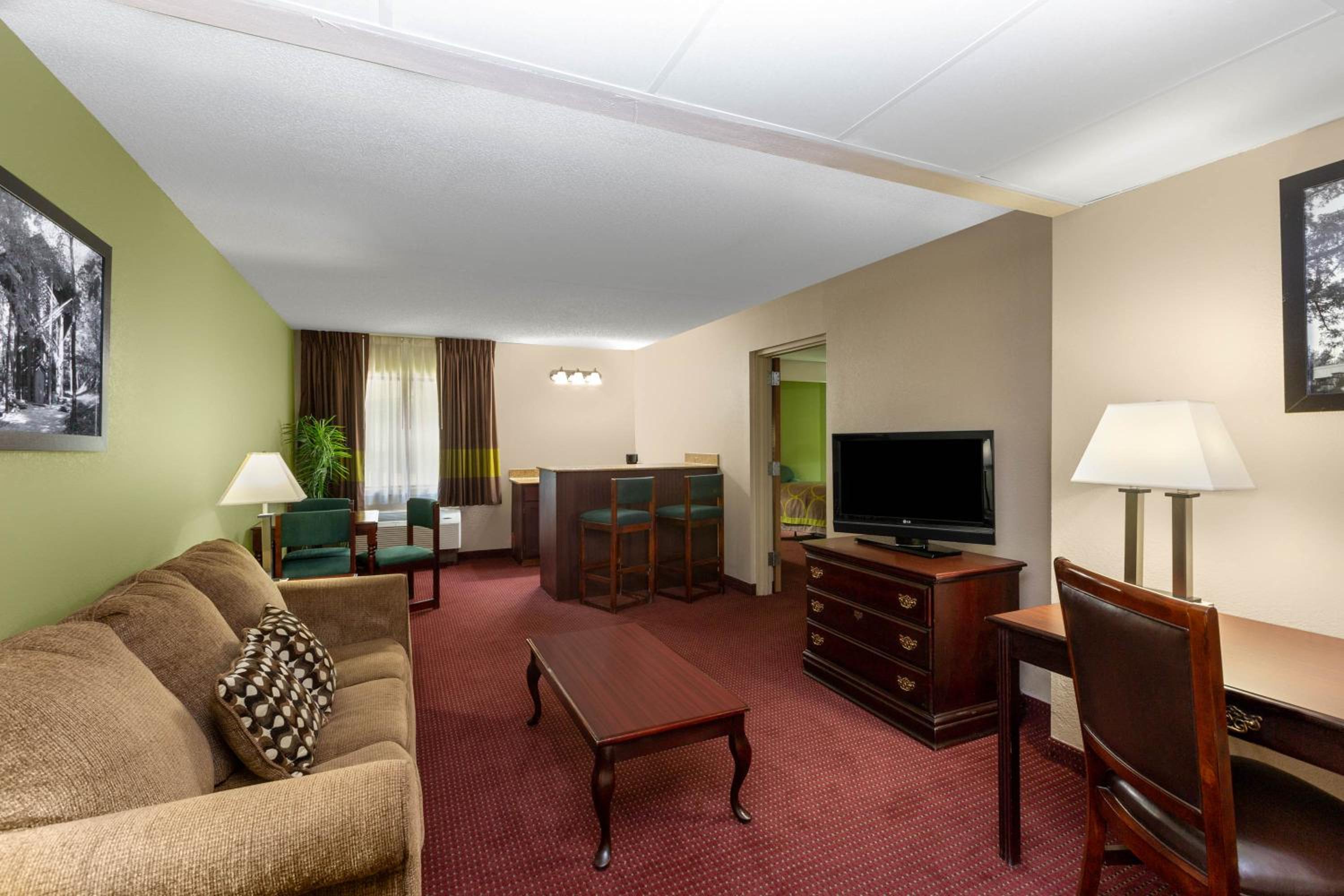 King Suite with Jetted Tub and Pool Area - Non-Smoking