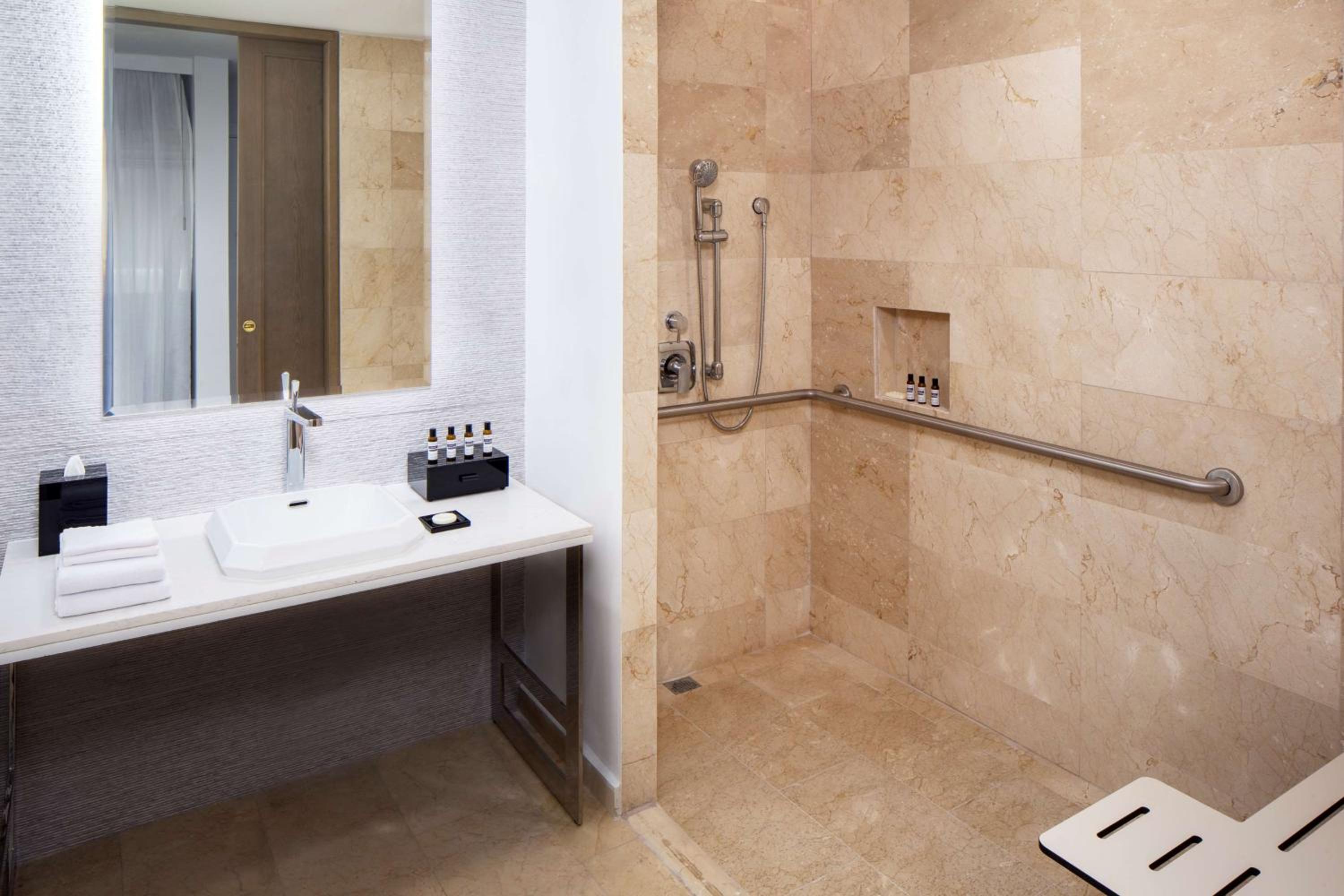 Double Room with Two Double Beds and Roll-In Shower - Mobility Accessible - Photo 8