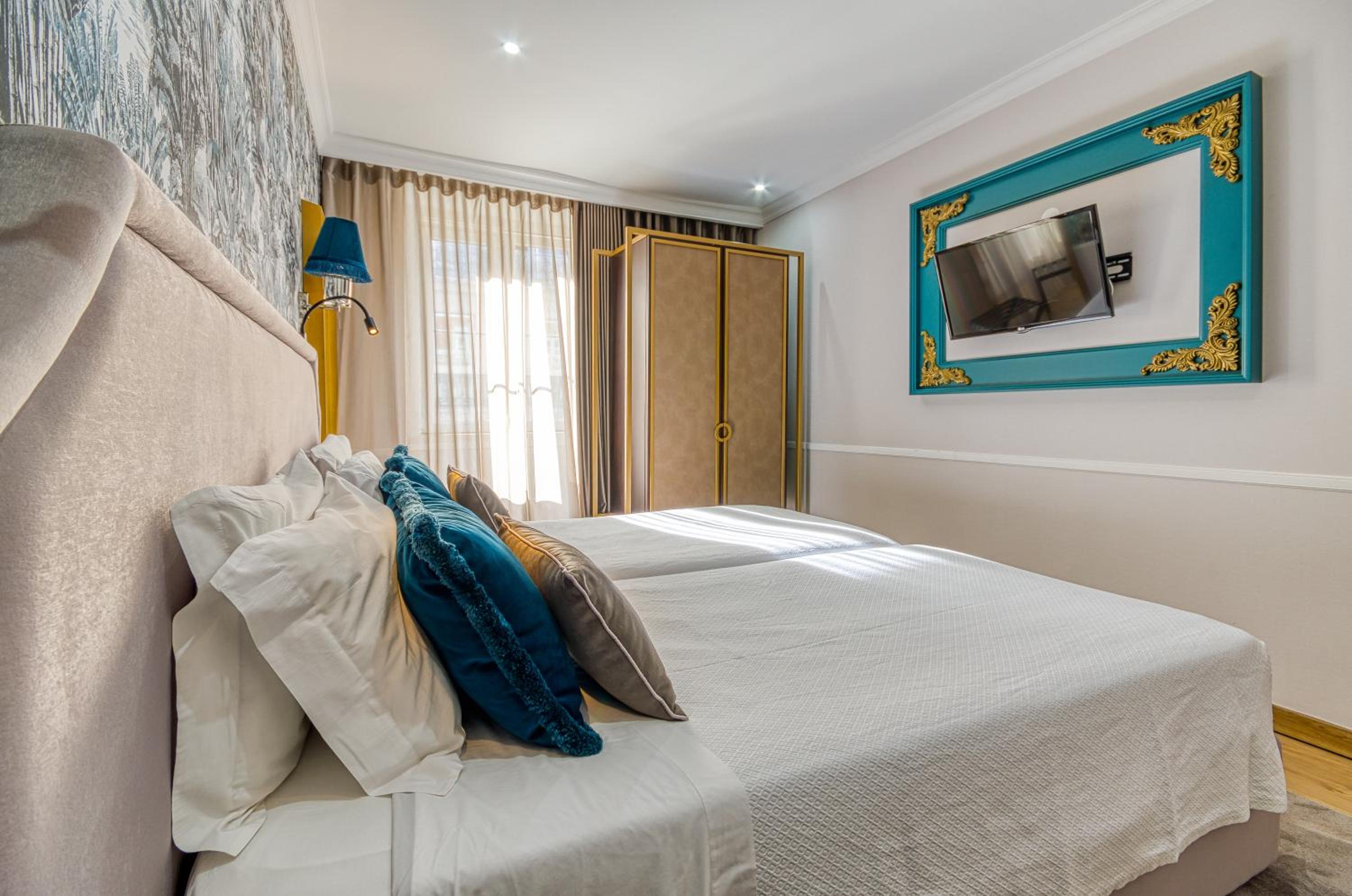 Superior Twin Room with Chiado View thumbnail 6