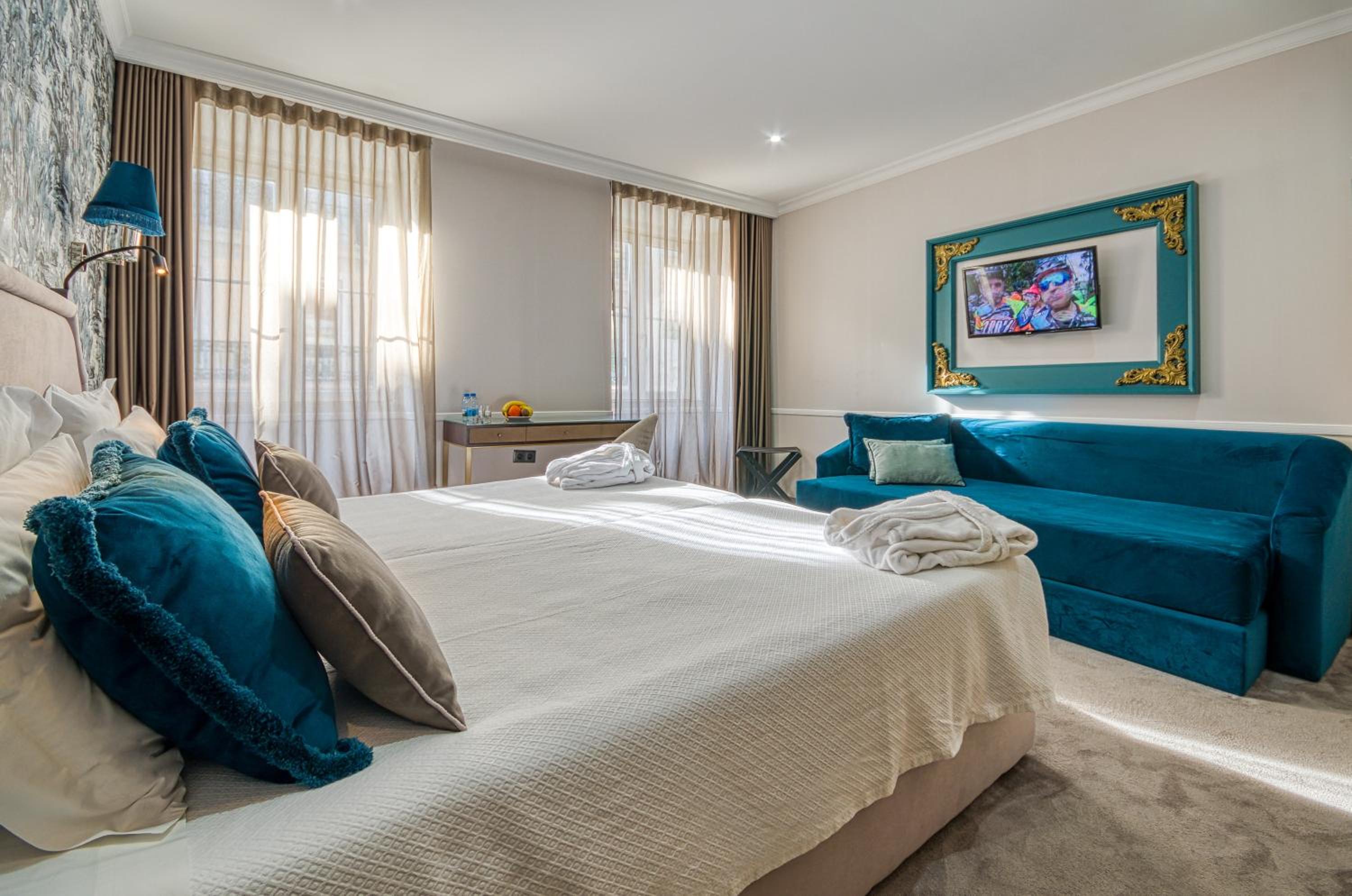 Superior Triple Room with Chiado View
