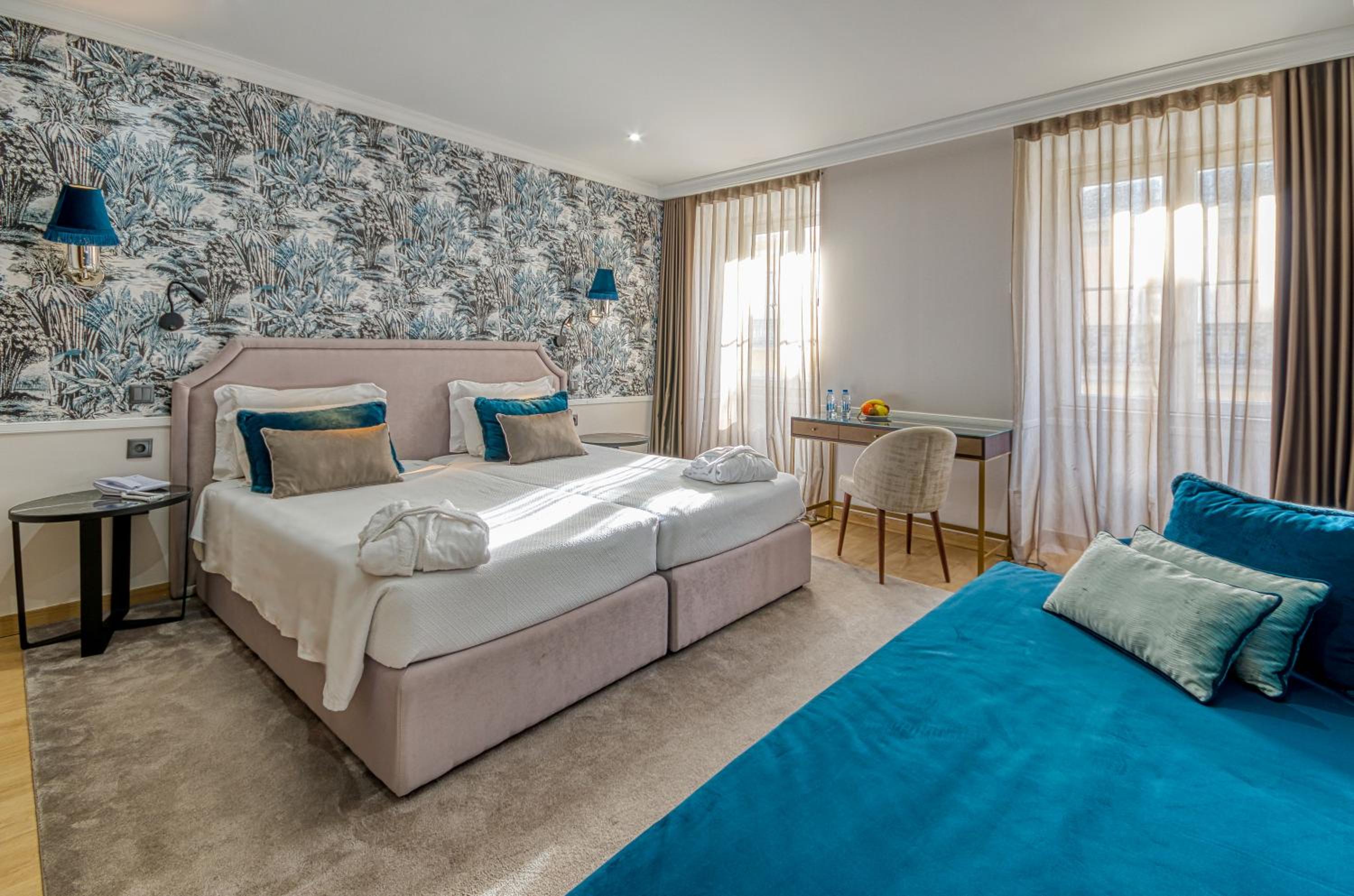 Superior Triple Room with Chiado View thumbnail 6