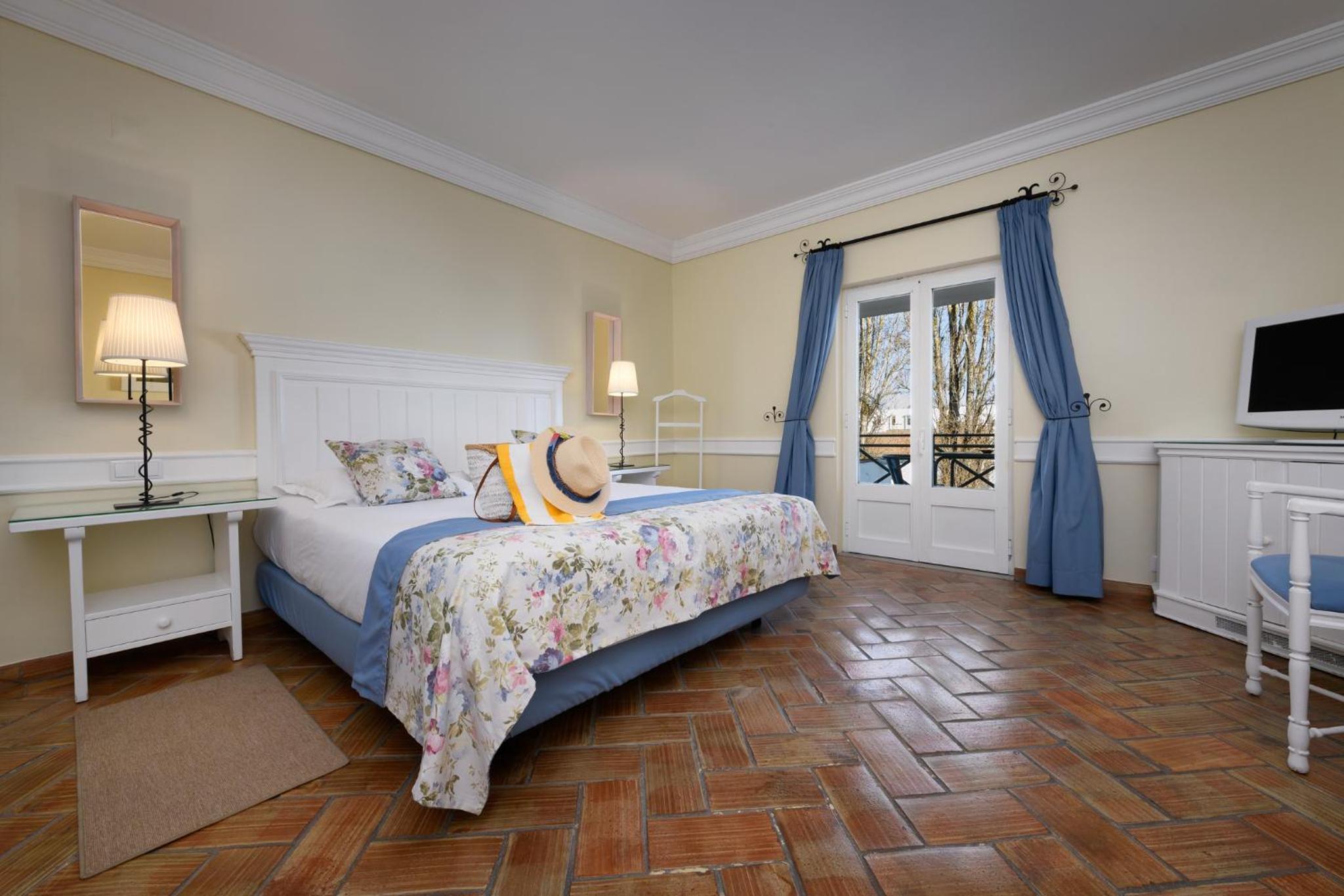 Suite - Photo 1