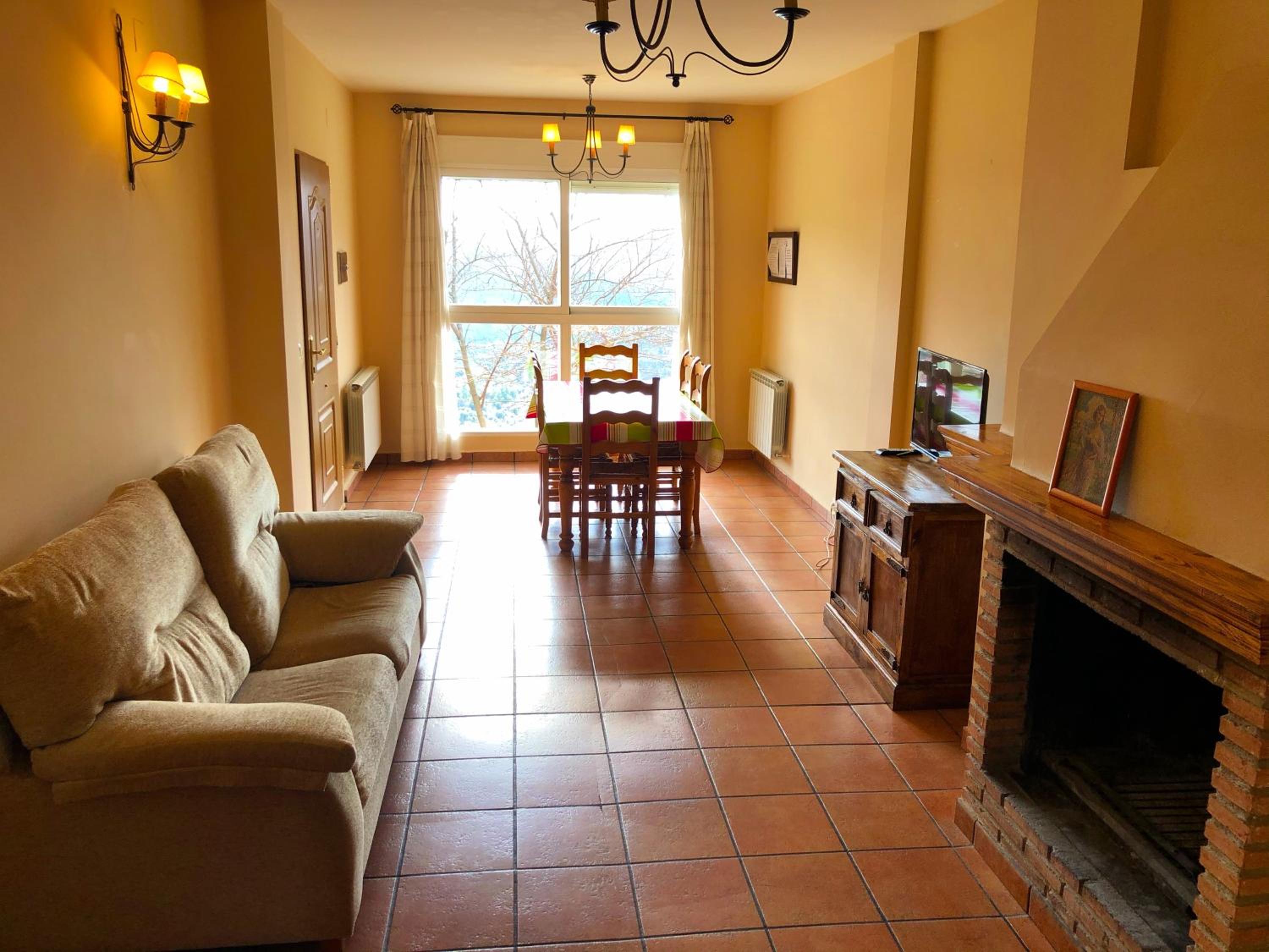 Apartment with Mountain View - Photo 4