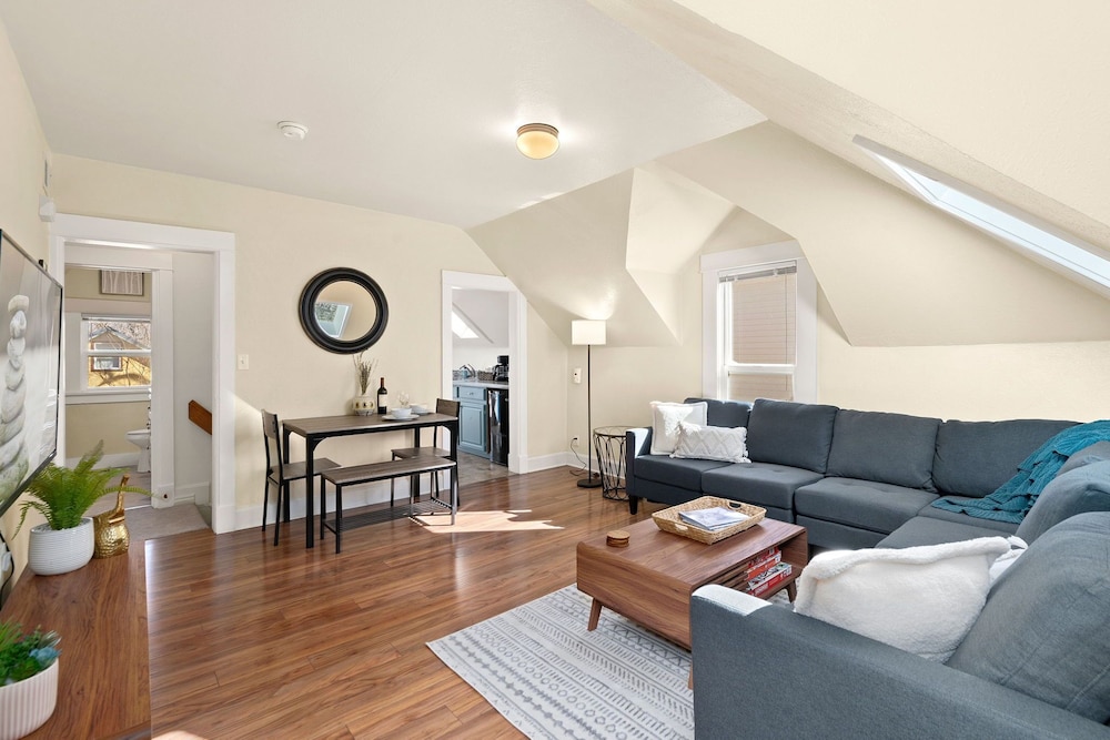 Apartment, 2 Queen Beds, Patio, Garden View (118 Whitcomb - Unit B (upper)) photo 1