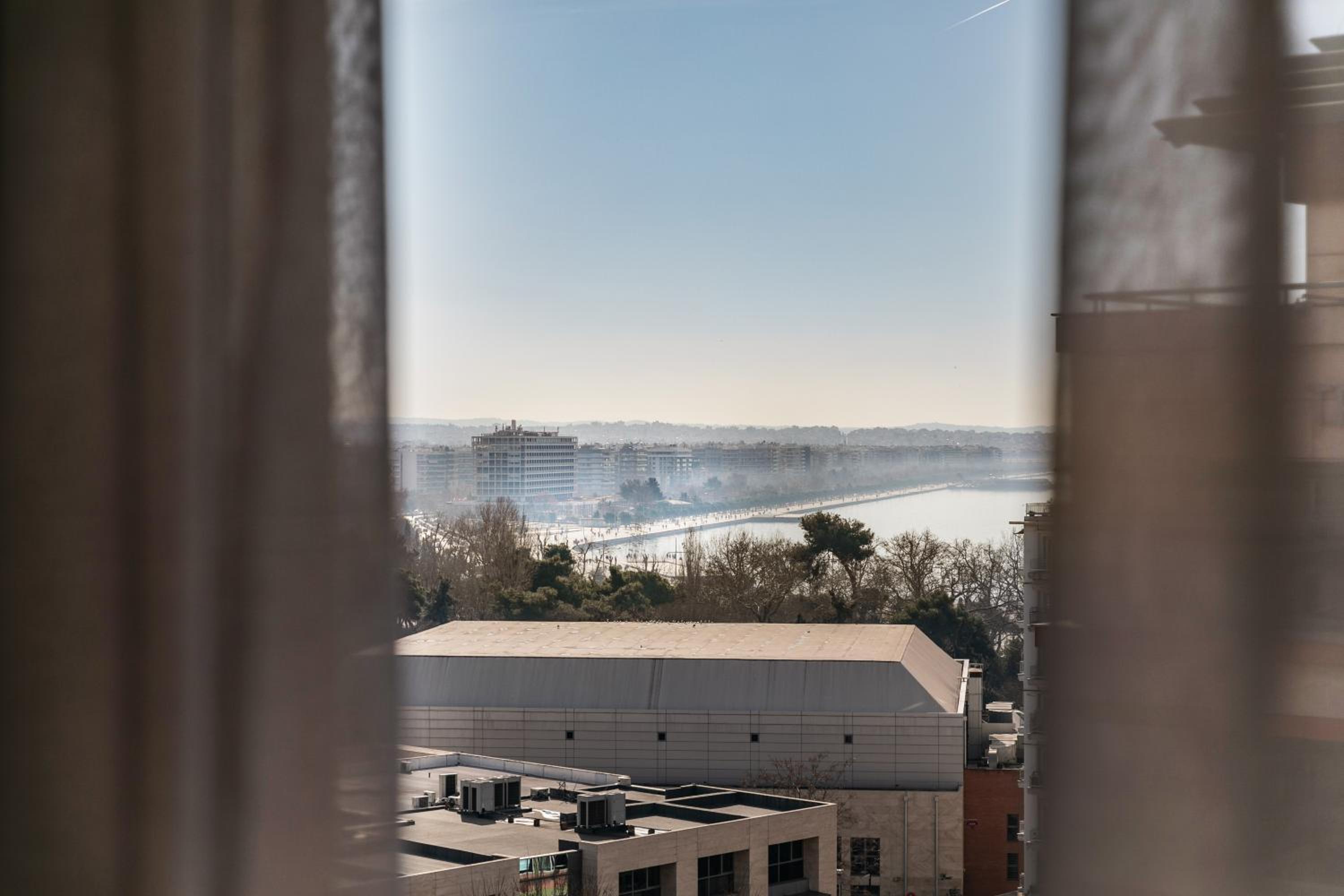 Deluxe Studio with City View - Photo 14