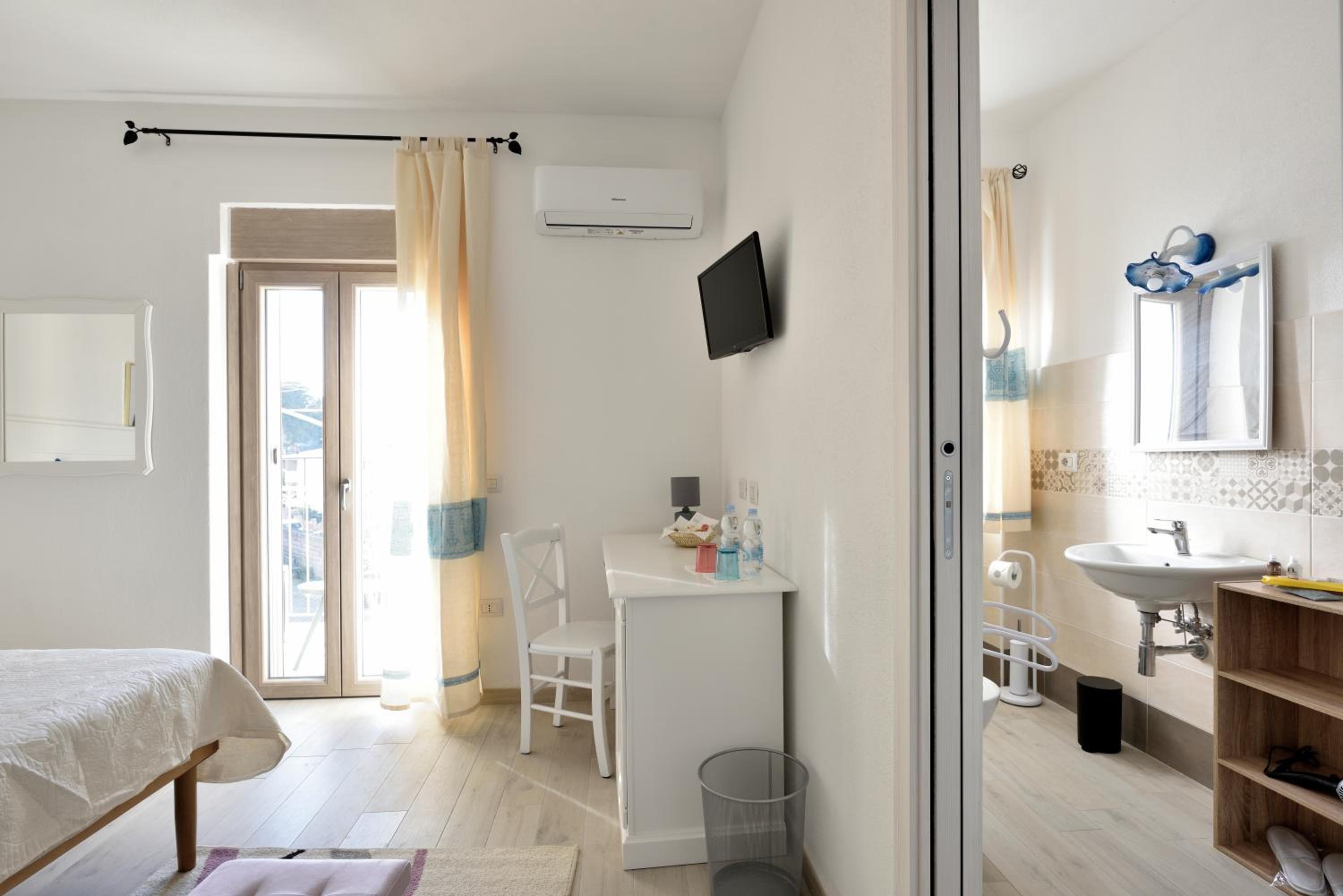 Double or Twin Room with Balcony photo 3