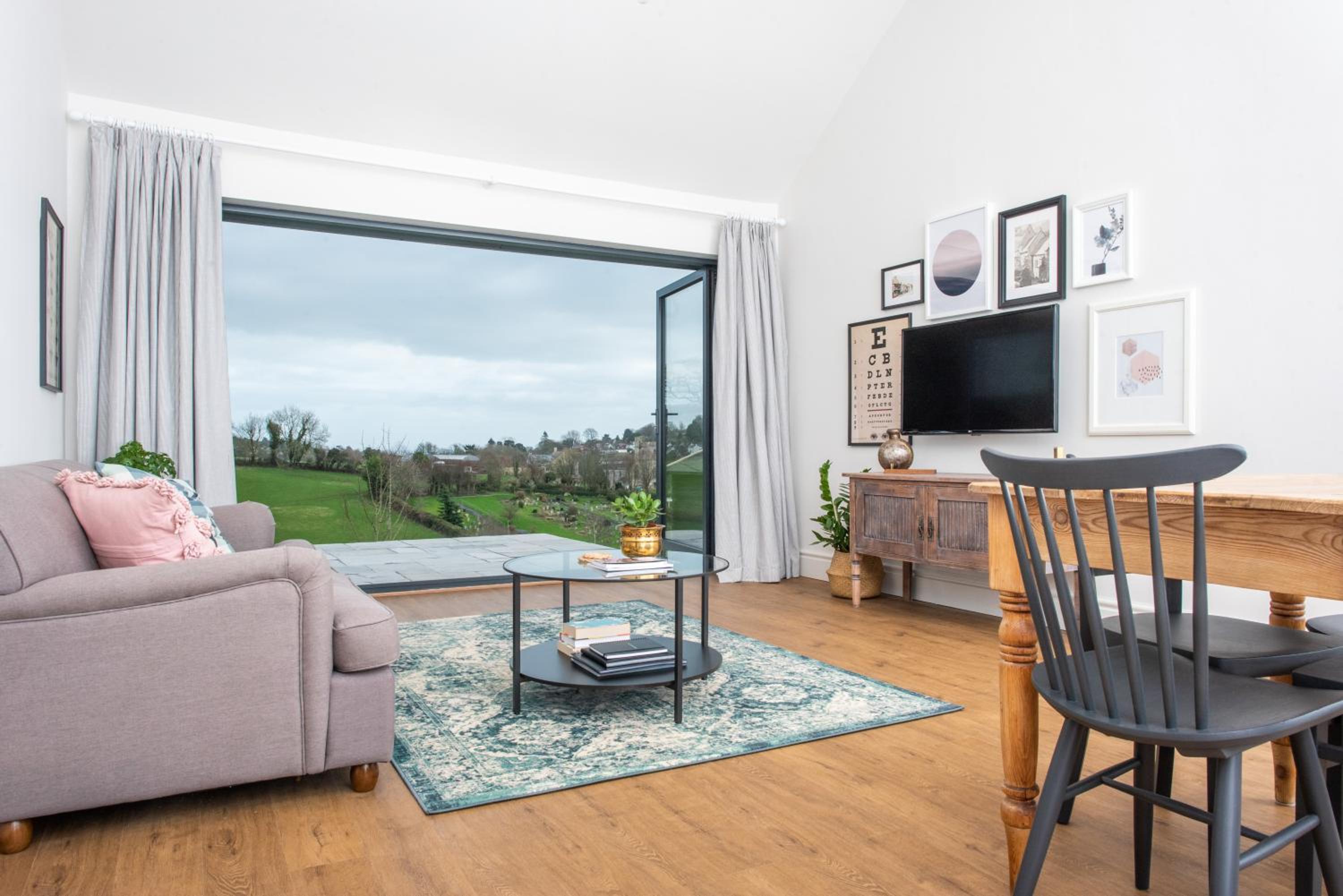 One-Bedroom House photo 1