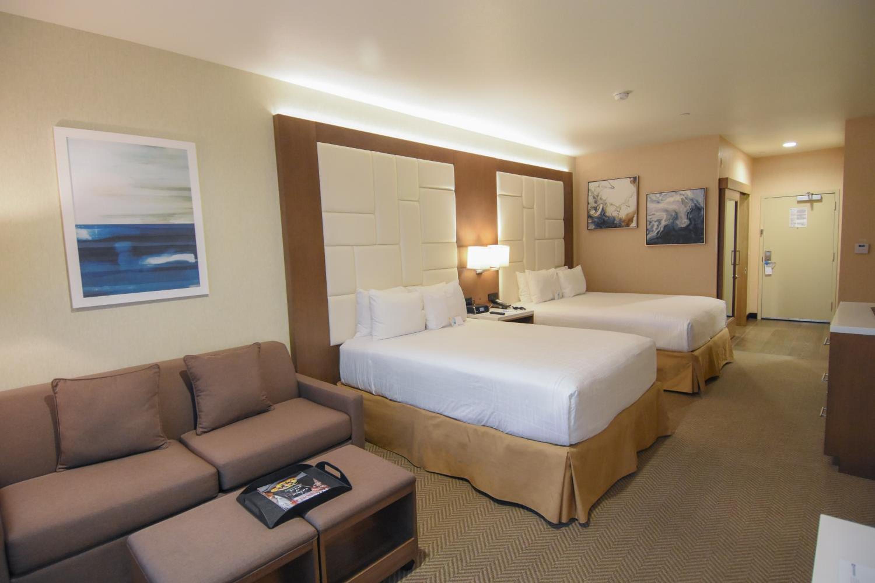 Deluxe Queen Room with Two Queen Beds - Non-Smoking - Photo 2