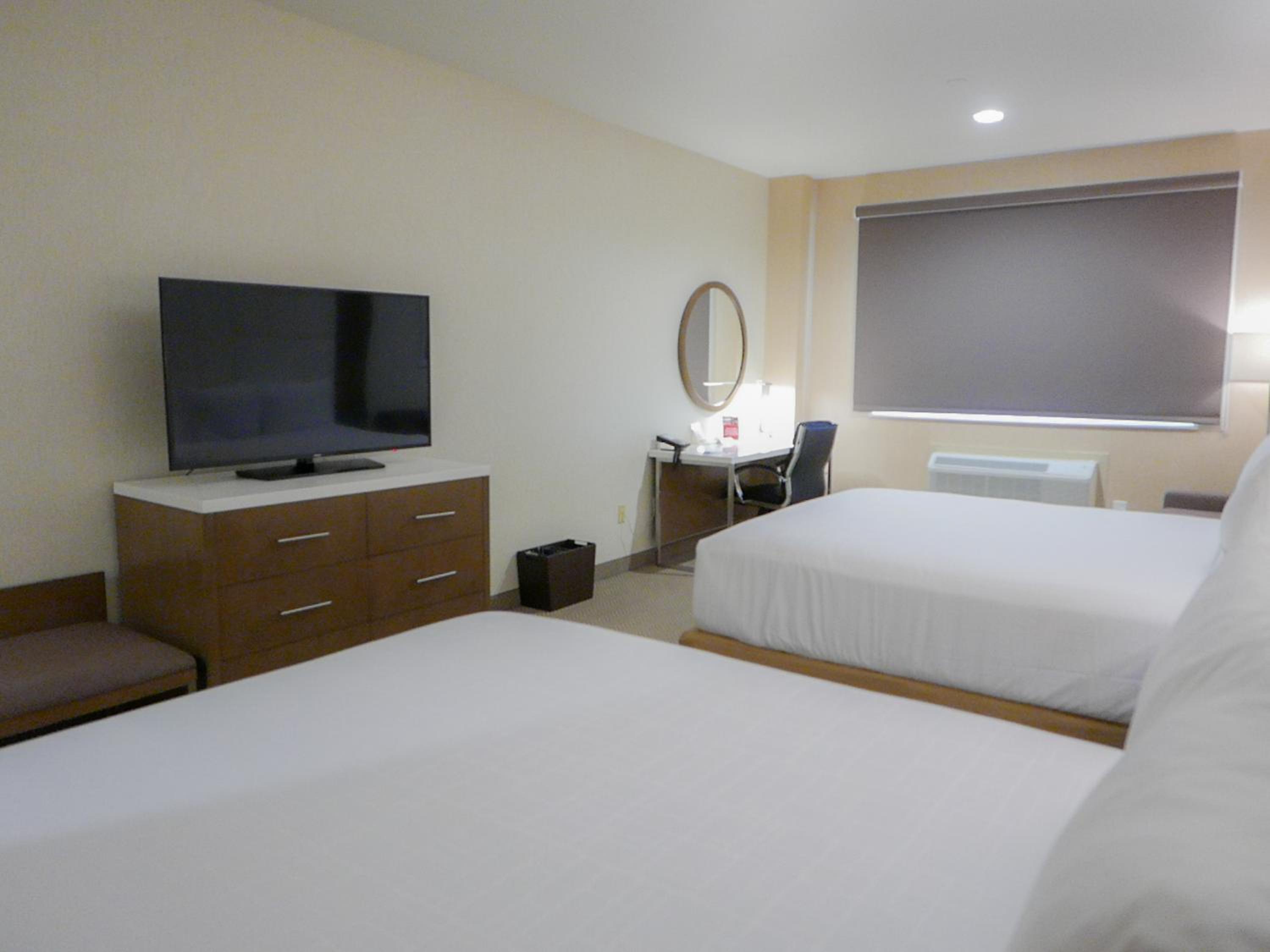 Queen Room with Two Queen Beds - Mobility Access/Non-Smoking - Photo 6