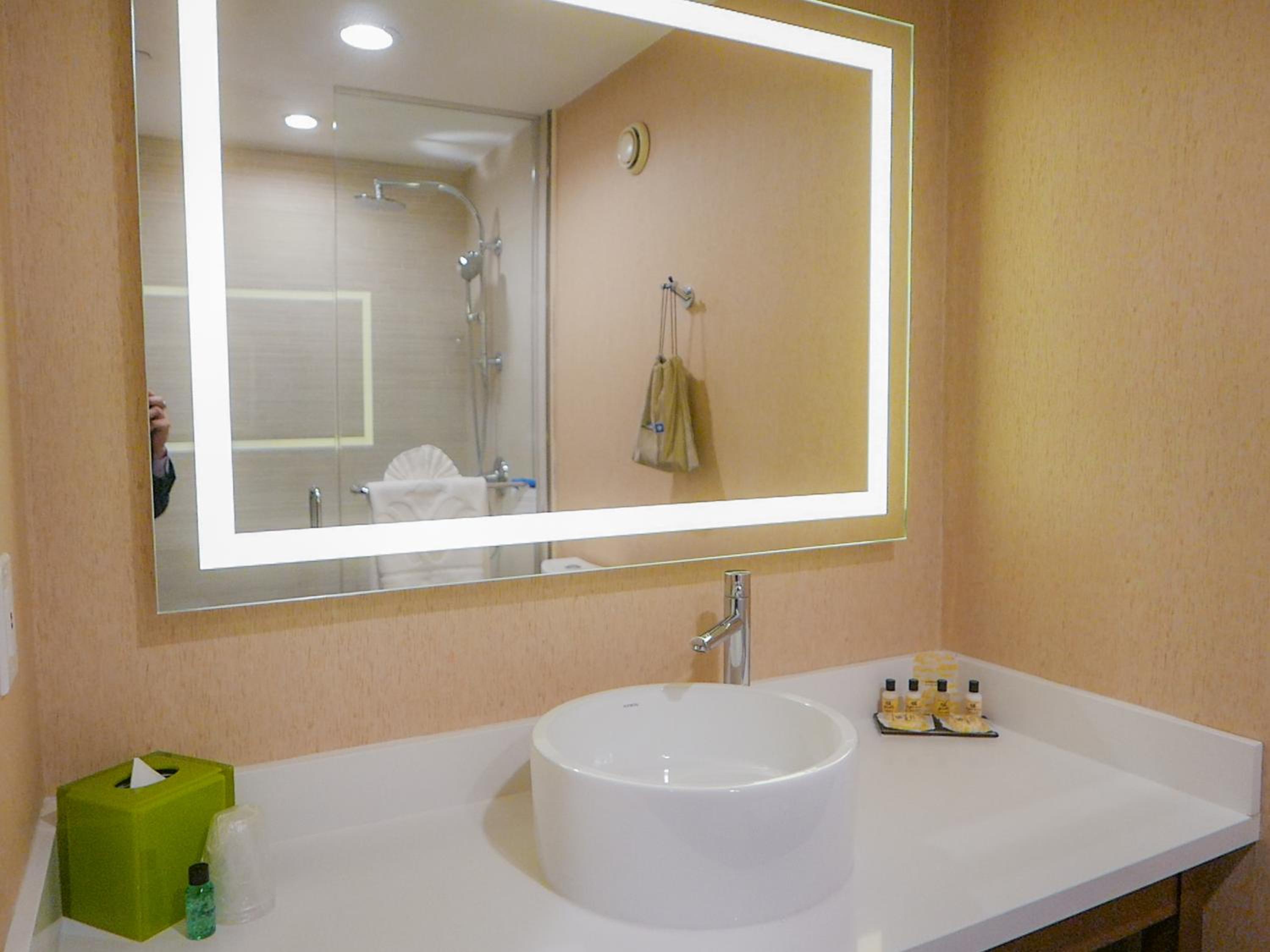 Deluxe Queen Room with Two Queen Beds - Non-Smoking - Photo 5
