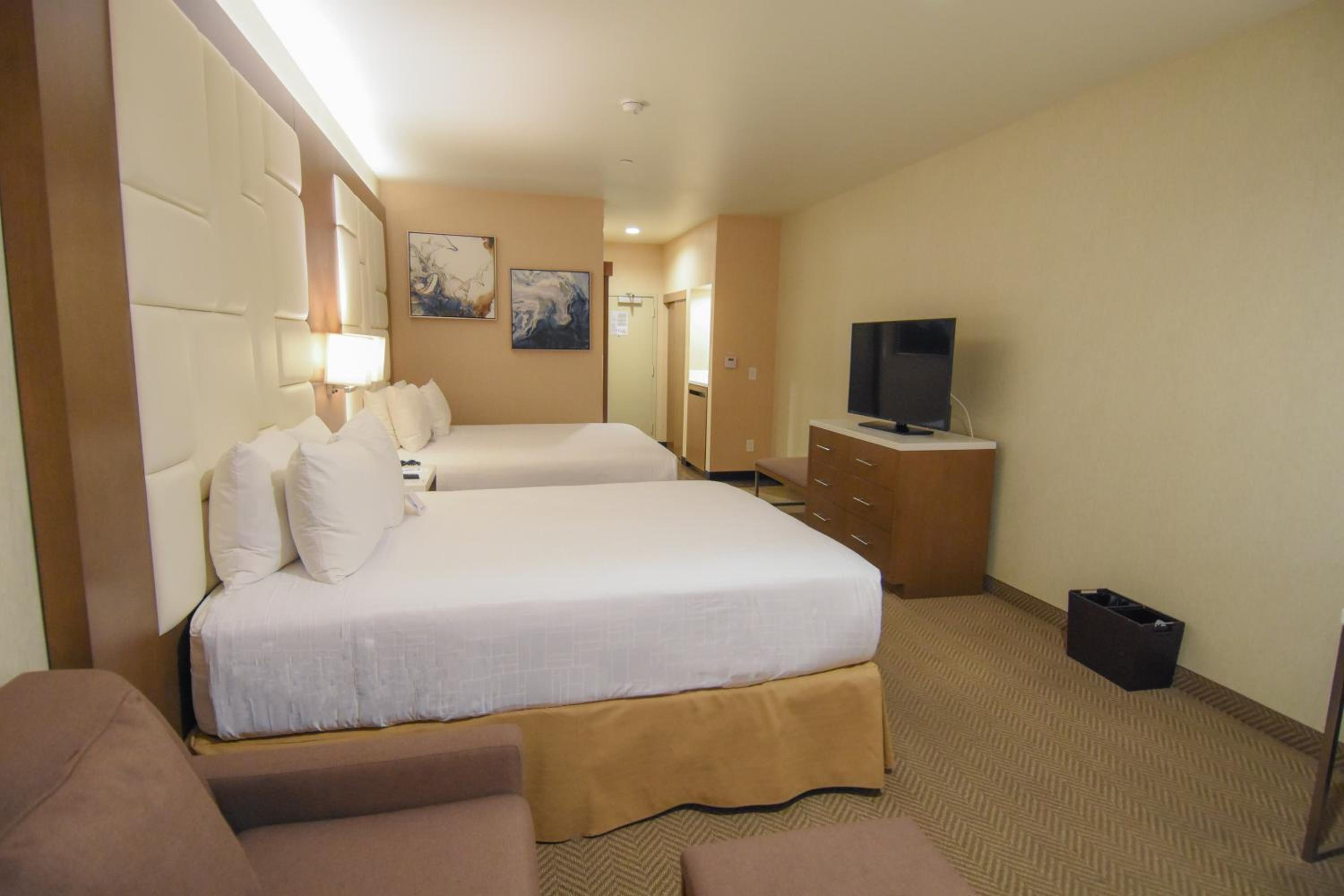 Queen Room with Two Queen Beds - Mobility Access/Non-Smoking - Photo 3