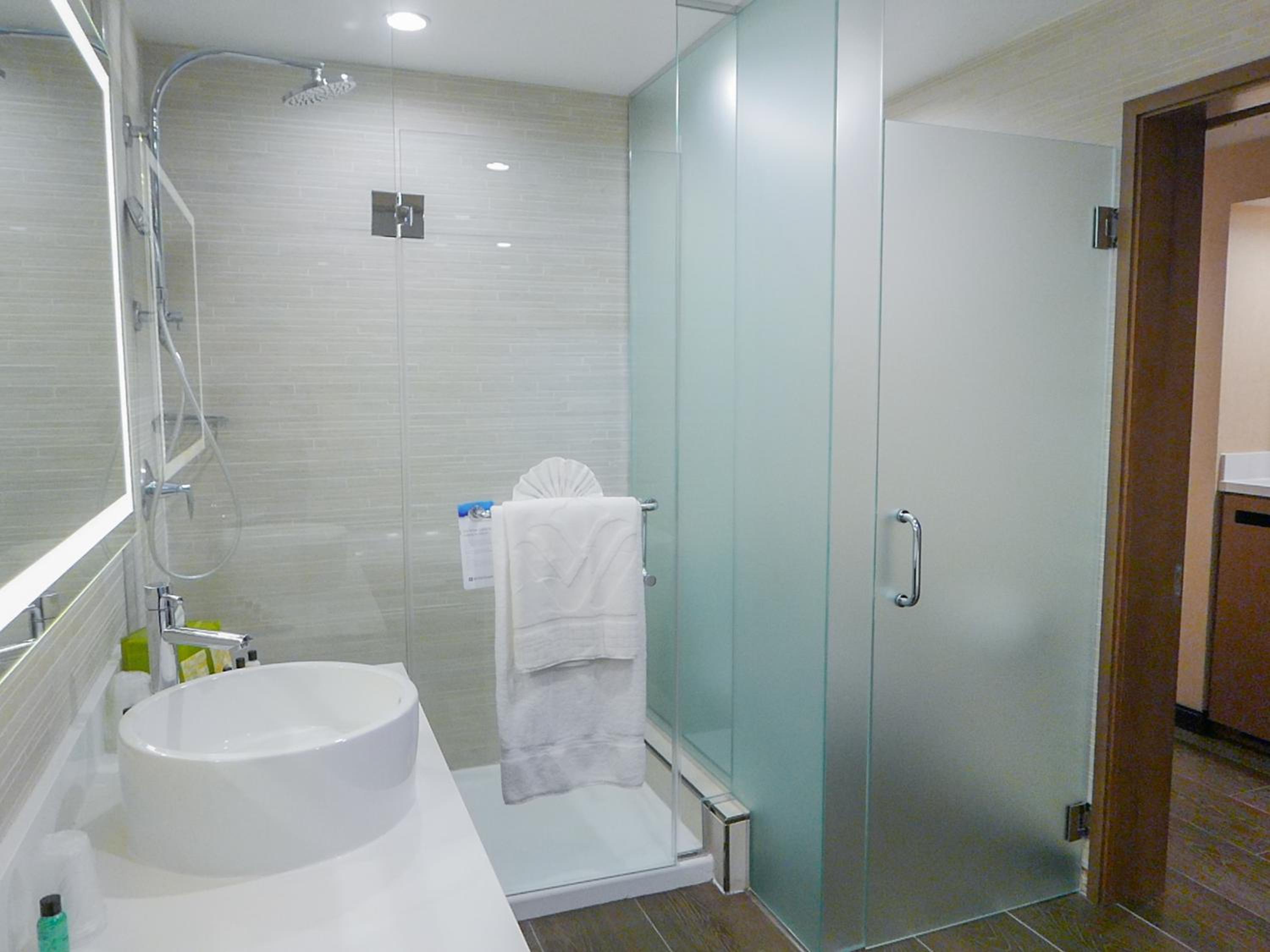 King Suite - Non-Smoking - Photo 3
