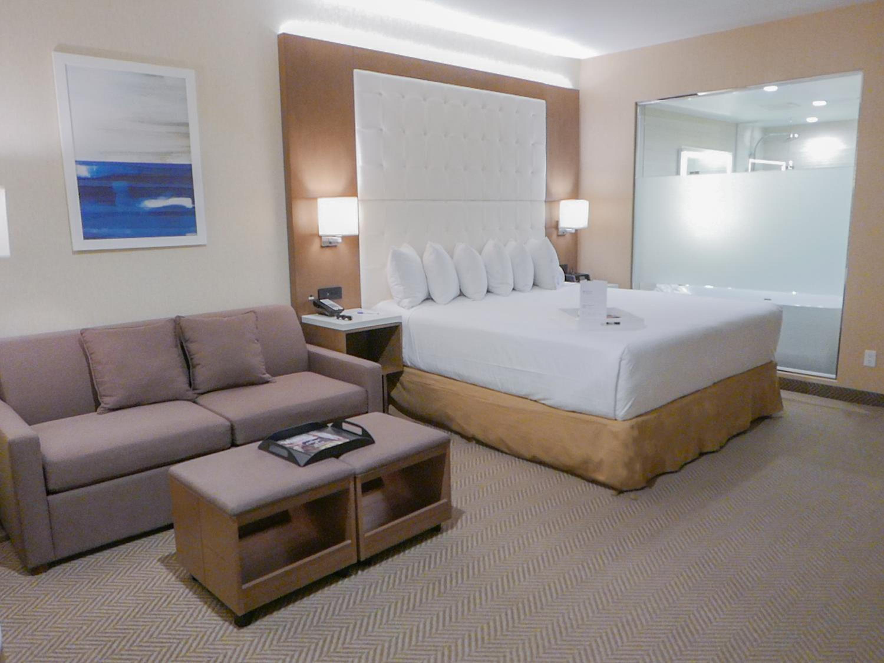 King Suite - Non-Smoking - Photo 2