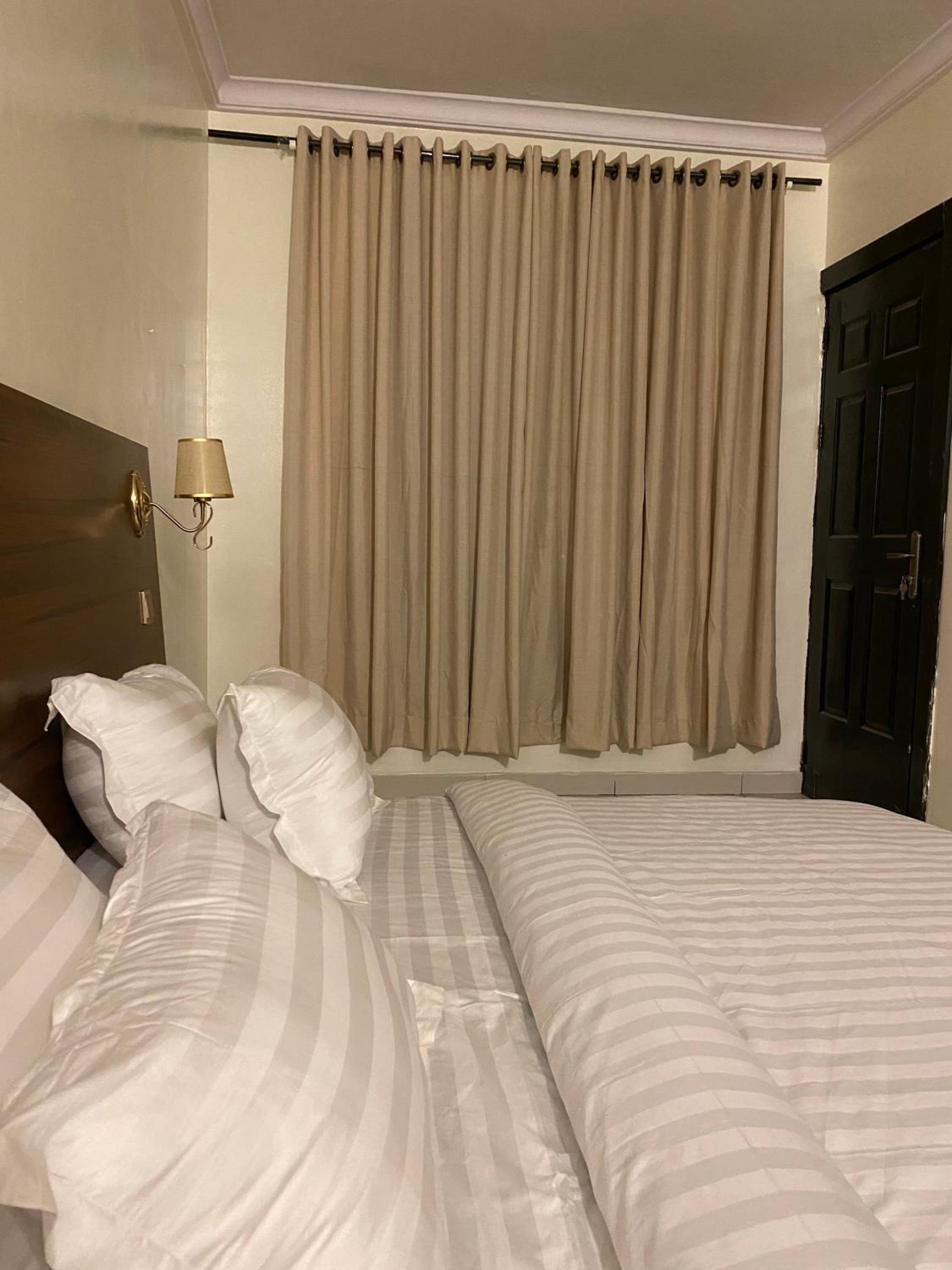 Deluxe King Room - Photo 3