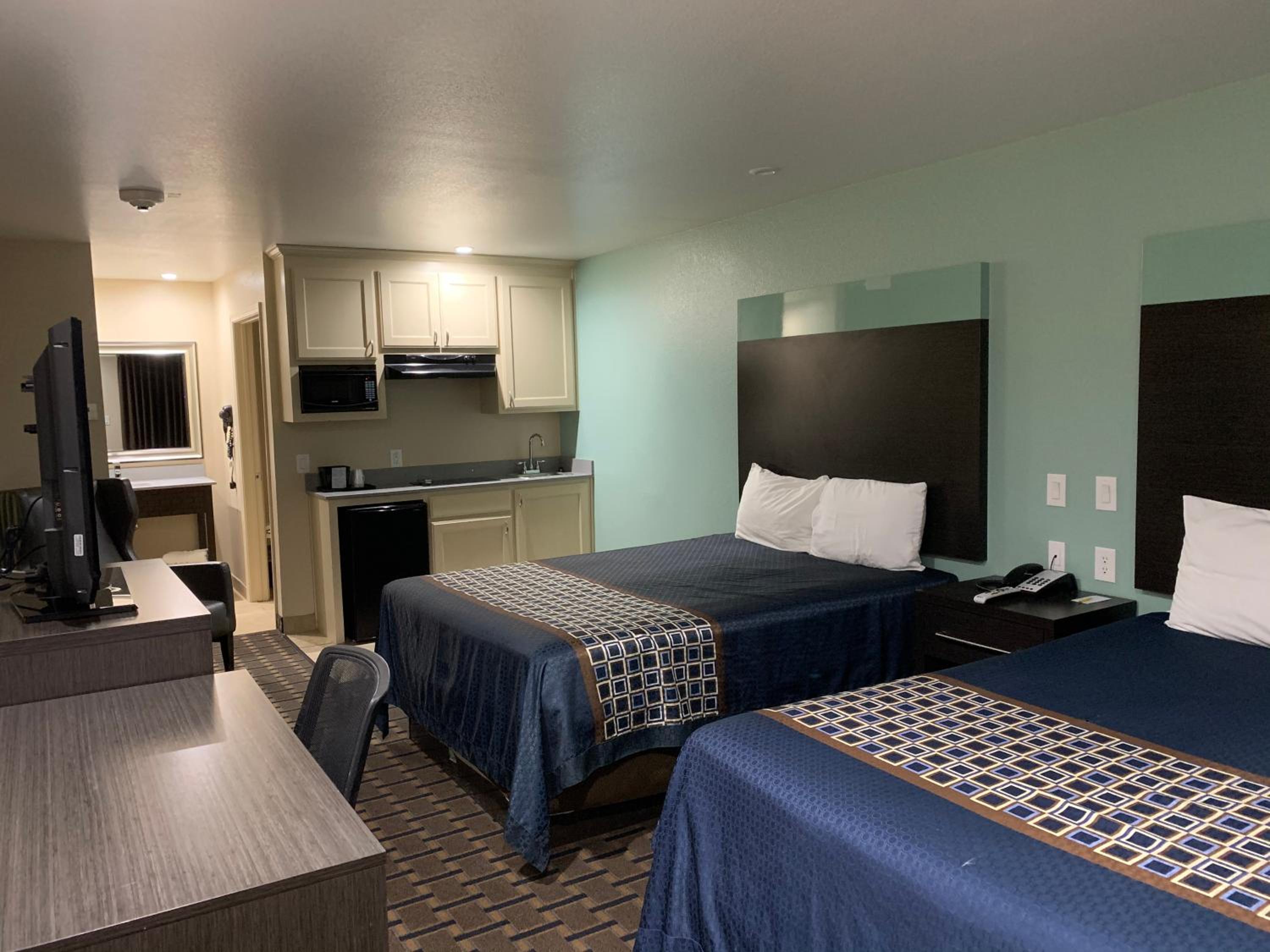 Two Beds with Kitchenette - Nonsmoking photo 2