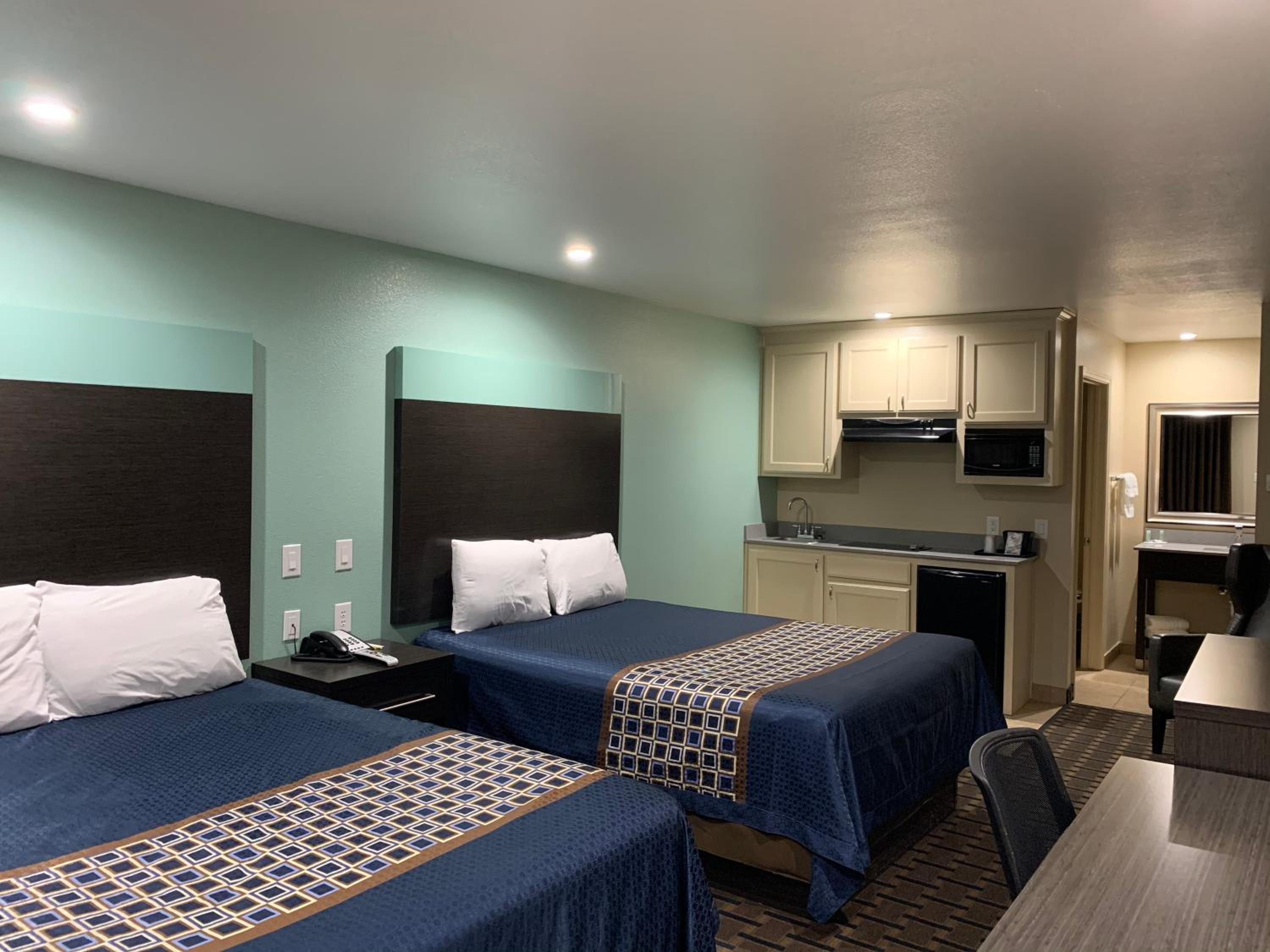 Two Beds with Kitchenette - Nonsmoking photo 3