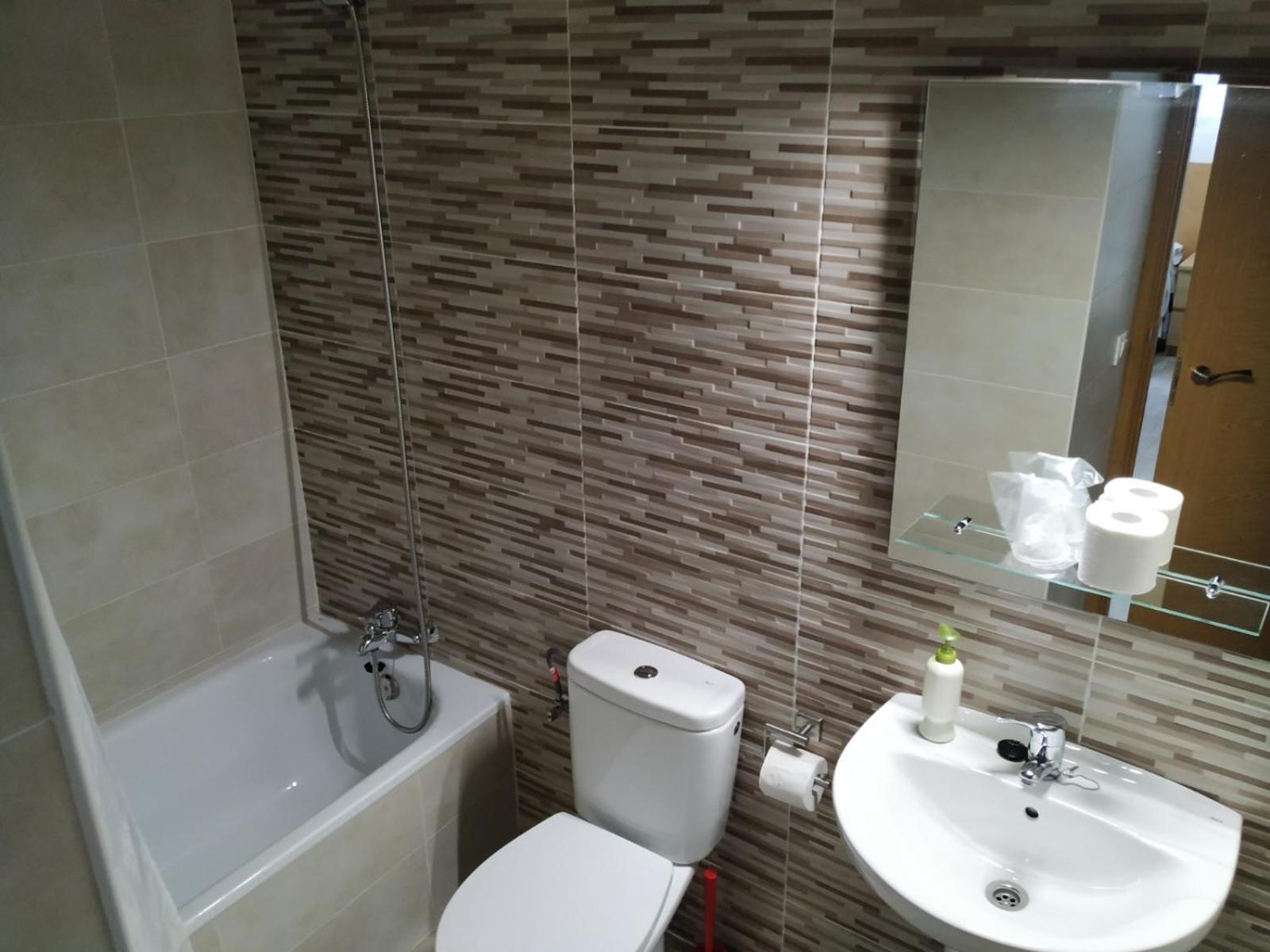 Twin Room with Bathroom - Photo 8