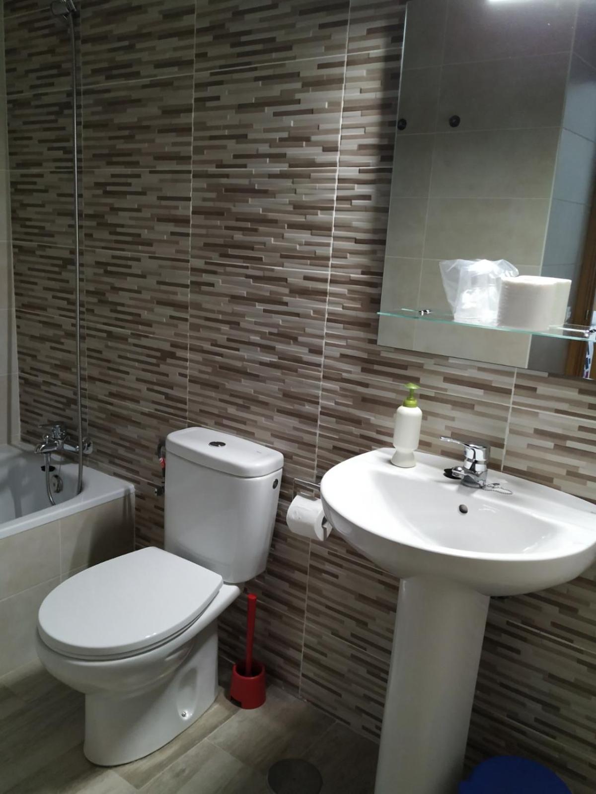 Twin Room with Bathroom - Photo 7