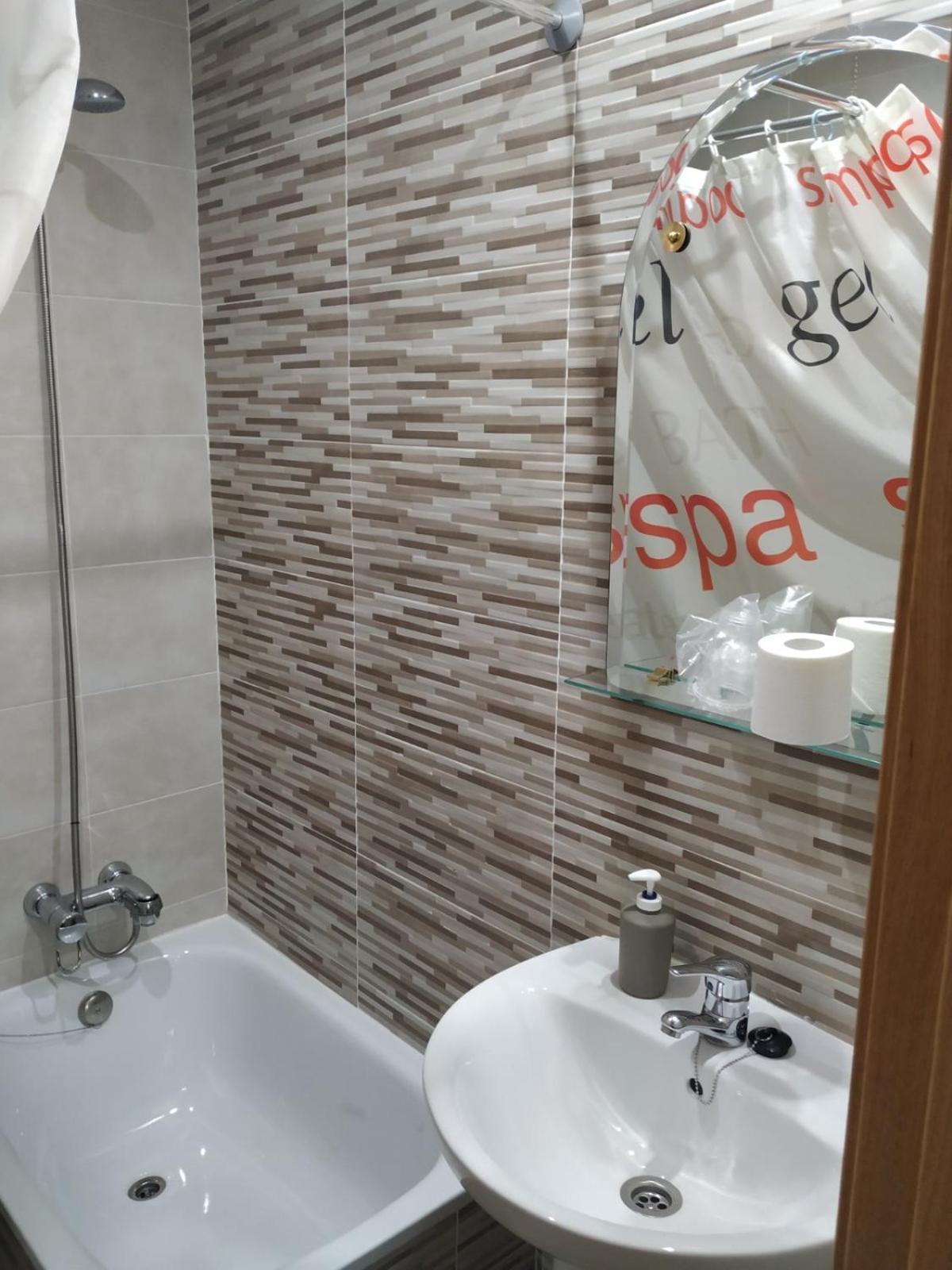 Twin Room with Bathroom - Photo 4