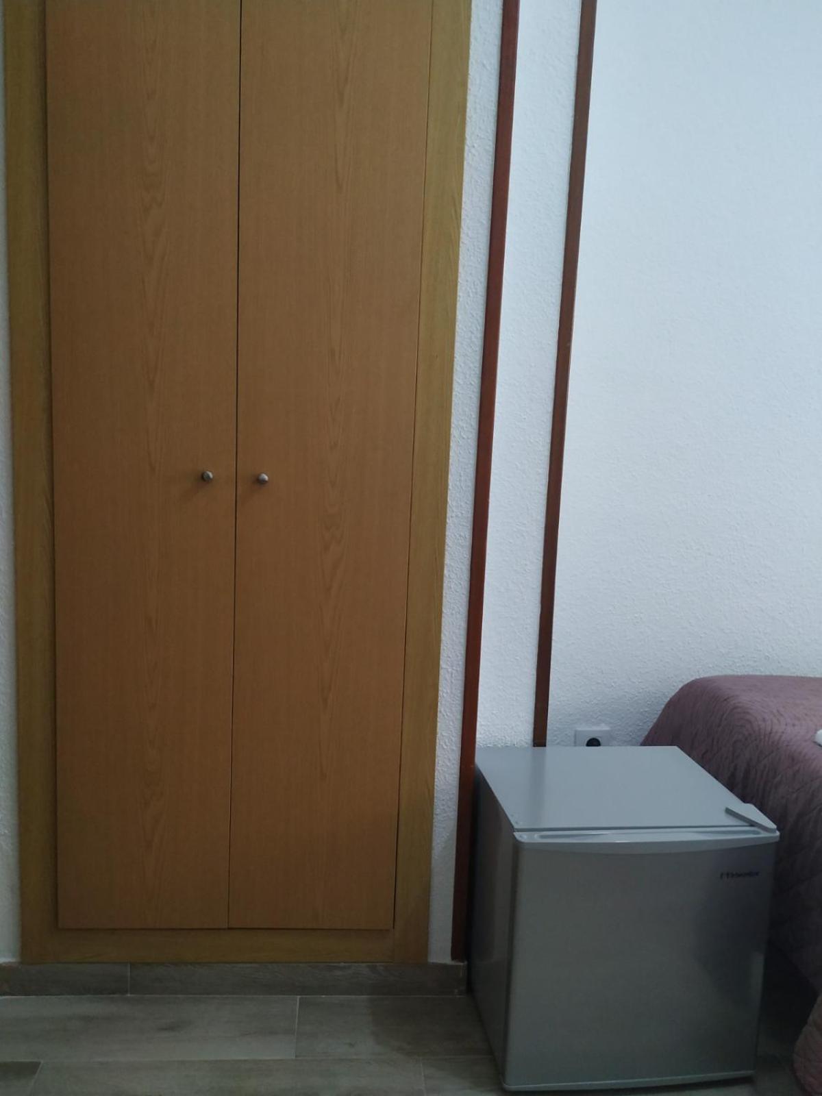 Twin Room with Bathroom - Photo 3